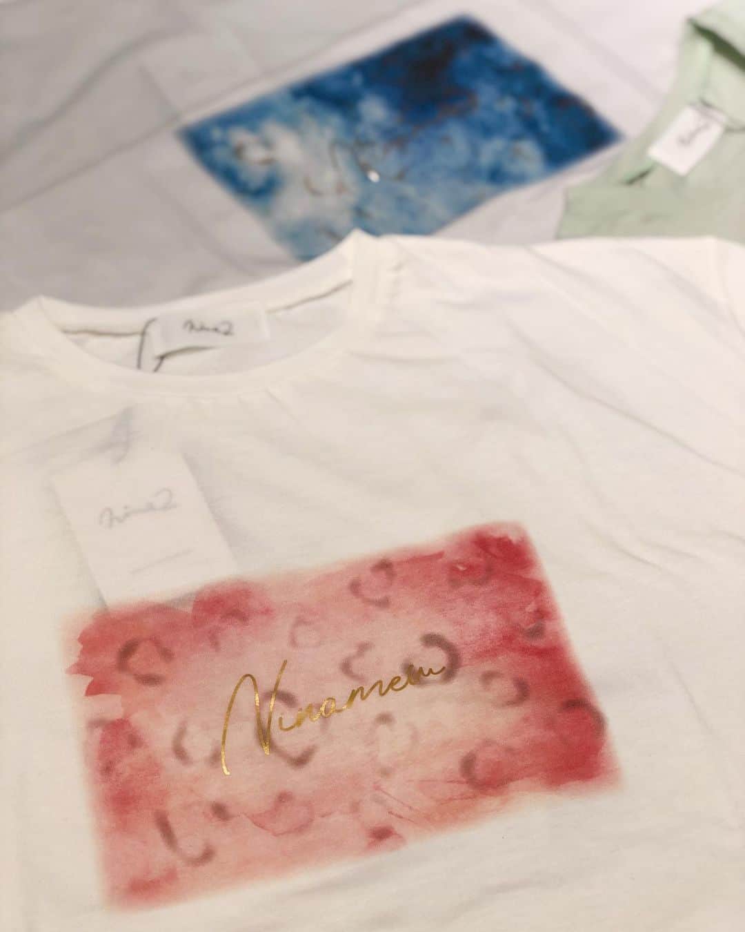 新谷美奈のインスタグラム：「.﻿ ﻿ Nina mew Spring Collection🌷﻿ ﻿ 春の立ち上がりのTシャツって﻿ 何でこんなにかわいいんだ☺️💕﻿ この時期のTシャツは毎年人気だから﻿ あたたかくなる前にGETが鉄則ですよー✊﻿ ﻿ Nina mew﻿ T-shirt ¥10,000+tax﻿ ﻿ @ninamew_official#Ninamew#ニーナミュウ#セレクトショップ#selectshop」