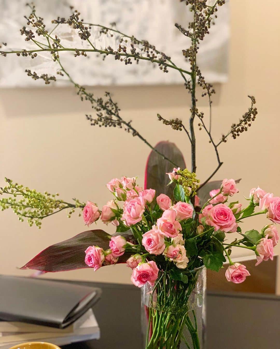 ericaのインスタグラム：「最近お花を買うようになってから 心が穏やかになった気が。 生きてるだけで美しい。 そんなメッセージを毎日感じます💐 今の積み重ねが花を咲かす。 あなたも私もありのままでいいんだ。」
