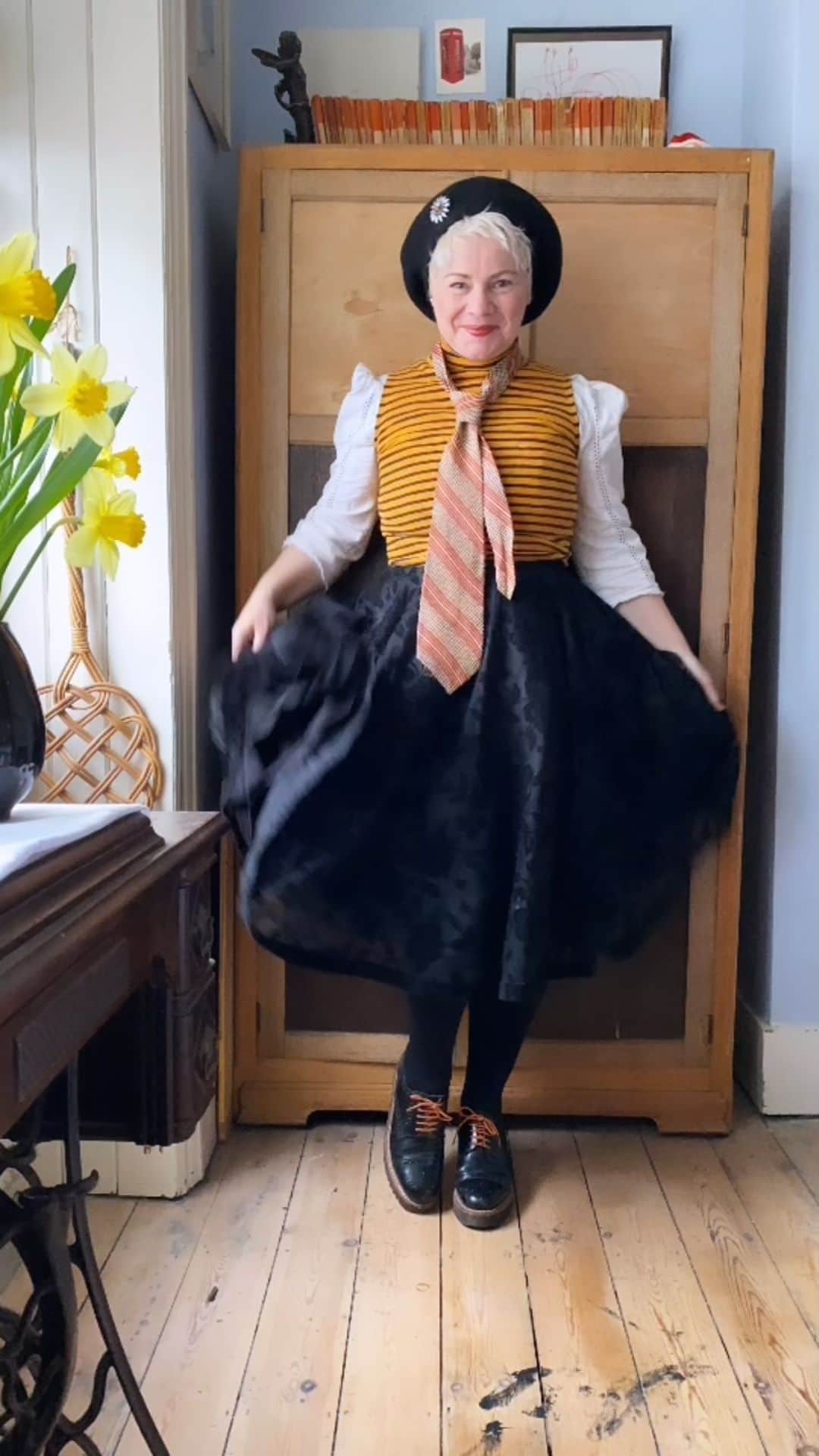 Tea and sittingのインスタグラム：「🧡🧥🖤 It’s the first day of @thekarenarthur ‘s #wearyourhappychallenge today and I’m SO chuffed that I’m getting to have a chat with Karen about it all, as well as lots of other chat about how what you wear can be such an amazing mood lifter and part of our personal history! So...I’ll be over on @thekarenarthur at 11am GMT this morning and it would be so great to see you there too! 💫 #wearyourhappy #5ftinfwearsthings」