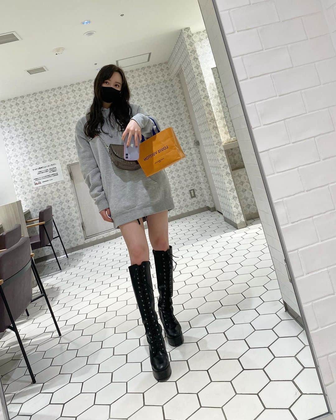 ナタリア聖奈さんのインスタグラム写真 - (ナタリア聖奈Instagram)「・ ・ Evrisさんのミニバッグげきかわ🥰  #ナタナタcode  ・ そしてカメラの機能にある、縦方向ってやつで上に引くと足が綺麗になるのでとてもおすすめです💭👀 ・ #ナタリア聖奈 #ljk #パーカー女子 #ゆるコーデ #ロングブーツ #韓国ファッション」2月15日 19時35分 - _natamilk_