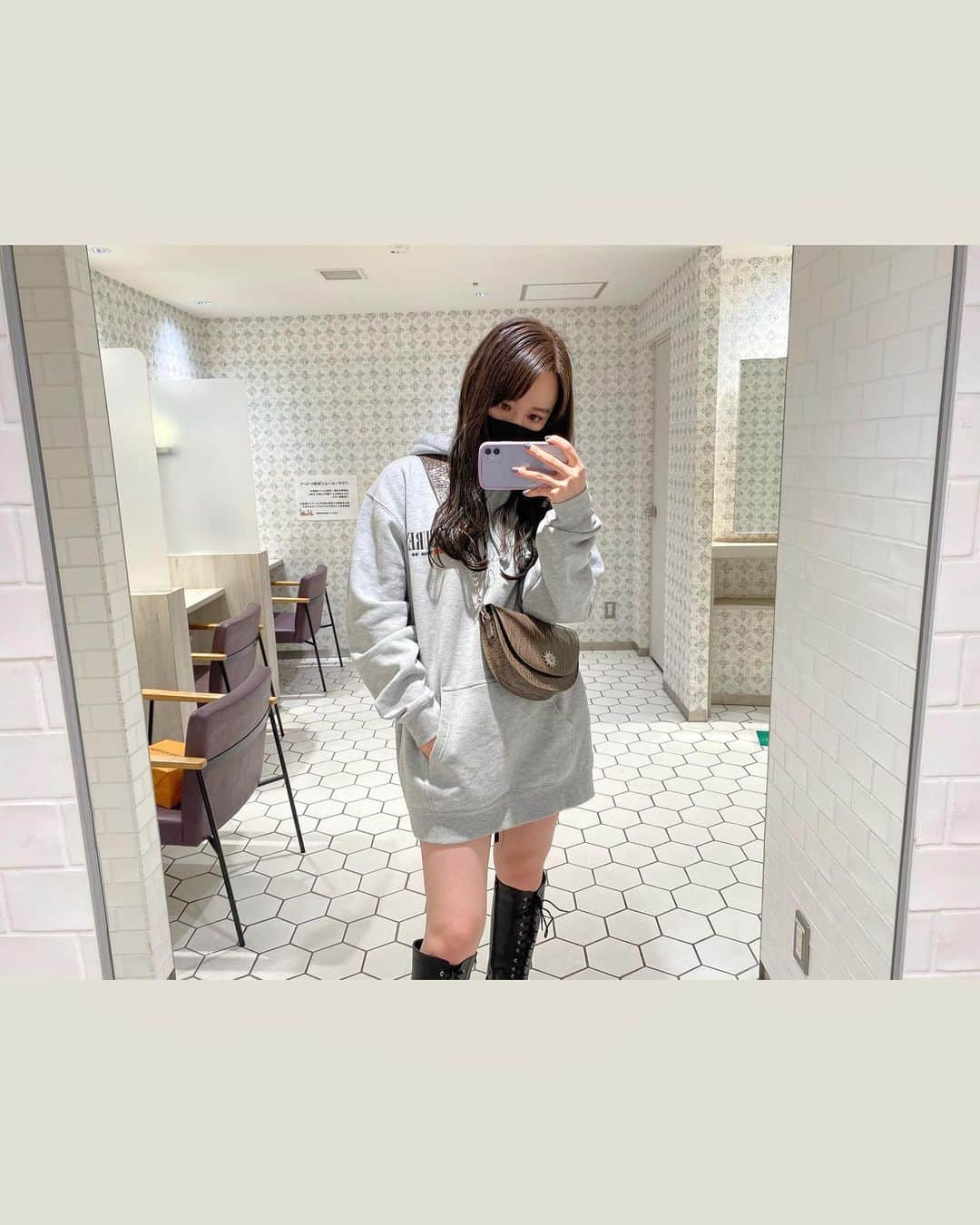 ナタリア聖奈さんのインスタグラム写真 - (ナタリア聖奈Instagram)「・ ・ Evrisさんのミニバッグげきかわ🥰  #ナタナタcode  ・ そしてカメラの機能にある、縦方向ってやつで上に引くと足が綺麗になるのでとてもおすすめです💭👀 ・ #ナタリア聖奈 #ljk #パーカー女子 #ゆるコーデ #ロングブーツ #韓国ファッション」2月15日 19時35分 - _natamilk_