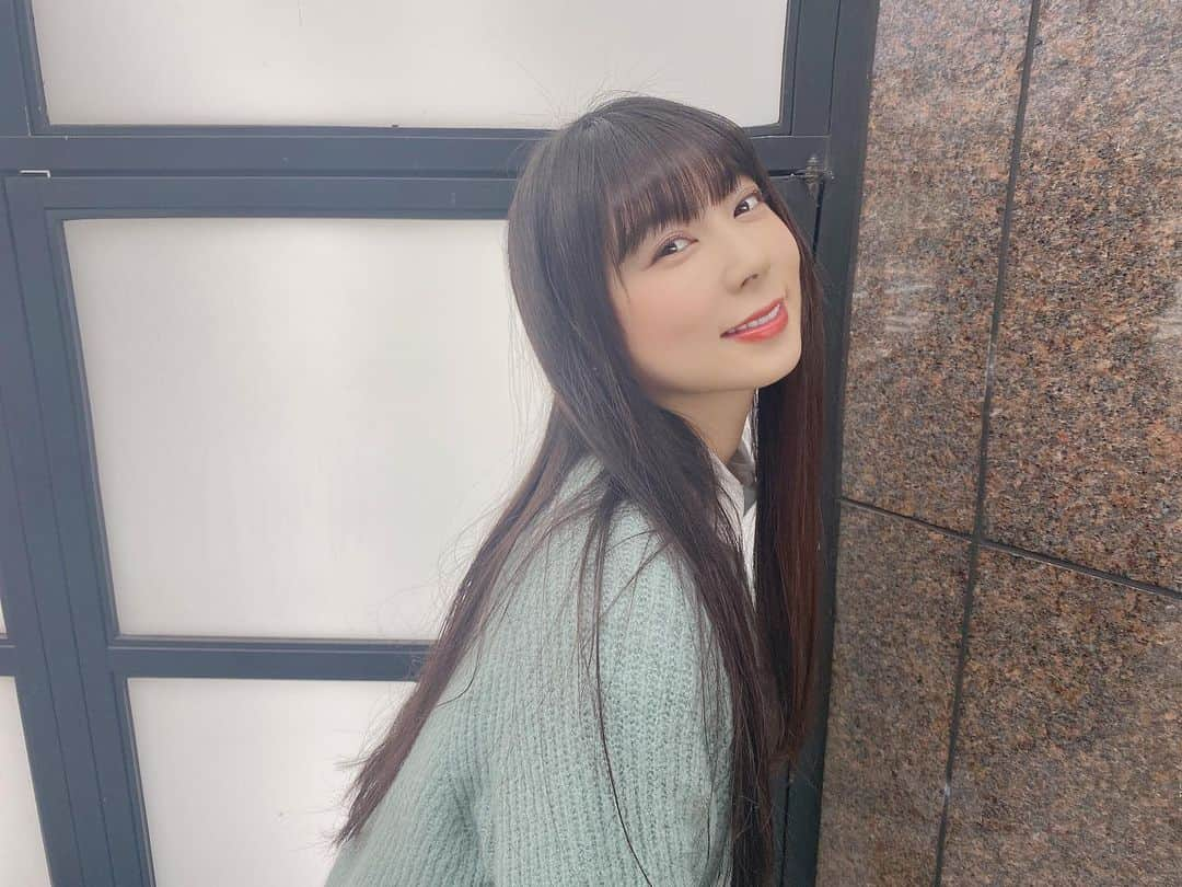 佐藤夢さんのインスタグラム写真 - (佐藤夢Instagram)「みなさまさま〜🙋‍♀️ 今日はミキティーホール様来店に行ってきました👏✨ 告知させてもらえるようになったので沢山のファンの方も駆けつけてくれて常連様やお客様とも沢山一緒に過ごすことが出来て凄く感謝いっぱいでした‼️少しでも御顔が見れるのが本当に幸せです💓今日もスタッフ皆様、一緒にワイワイして下さってありがとうございました🙇‍♀️るなちゃん、D小山さんもありがとうございました👏💓 それではまた明日😉💓  #軟乳　#グラビア　#黒髪ロング　#大阪で一番可愛い子　#おはもんもん #水着　#競馬女子　#SKNフラッシュ8 #そのだけいば　#サニーデイガールズ　#イメージキャラクター #パチンコ　#実践来店 　#競馬予想　#デイリースポーツ　#トラスター」2月15日 19時40分 - dreamsatoo