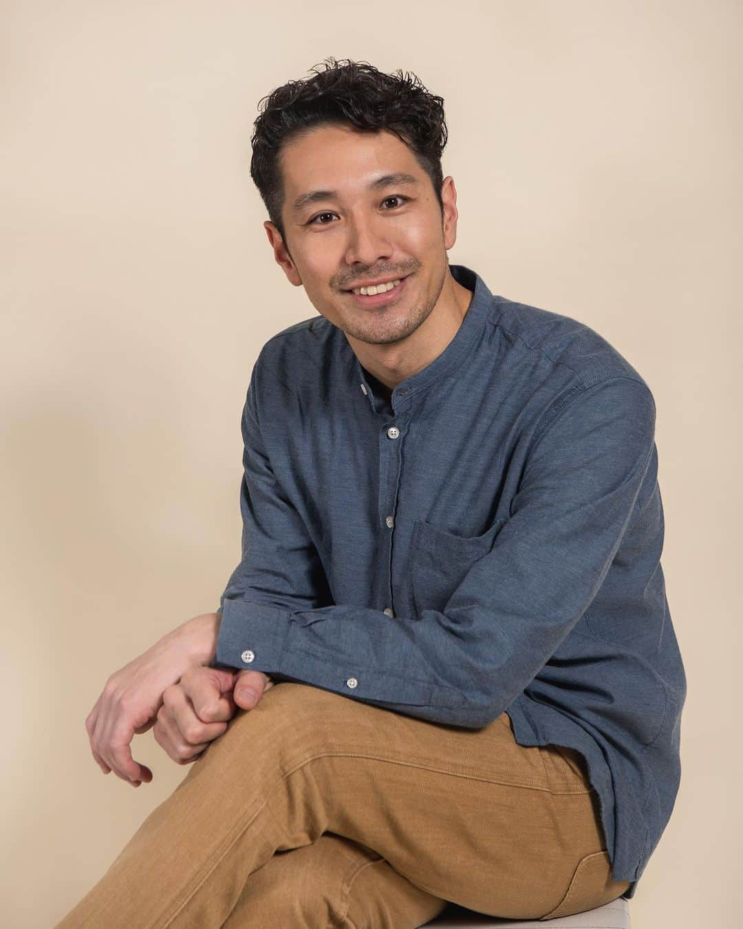 大越光貴のインスタグラム：「髭、剃ってみました👍﻿ ﻿ Shirt: @zara ﻿ Pants: @uniqlo ﻿ ﻿ #japanesephotographer #asianphotographer #japanesemodel #asianmalemodel #uniqlo #スタジオ撮影 #作品撮り #宣材撮影 #東京 #東京ポートレート #ザラコーデ #ユニクロコーデ #ユニクロメンズ #フリーランスモデル #フリーモデル #フリーランスフォトグラファー #お久しブリーフ」