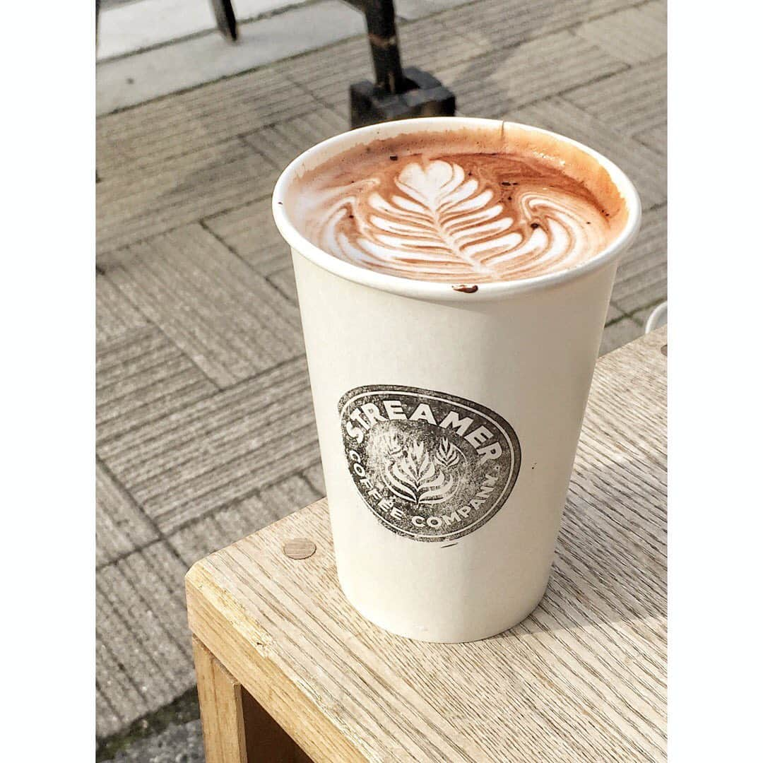 新井乃亜のインスタグラム：「☕️ #streamercoffeecompany ✨ 期間限定のラズベリーモカ☕️💕 素晴らしい😆  #streamercoffeecompanyshibuya #streamercoffee  #도쿄카페 #시부야카페 #오모테산도카페 #아오야마카페  #ストリーマーコーヒーカンパニー #渋谷カフェ #渋谷ランチ  #東京カフェ #東京カフェ巡り #表参道カフェ #青山カフェ  #コーヒースタンド #コーヒースタンド巡り #原宿カフェ」