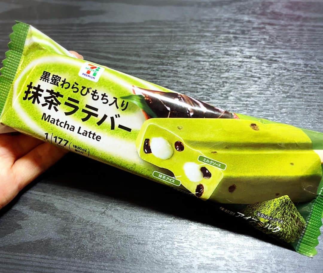 とぎもちさんのインスタグラム写真 - (とぎもちInstagram)「.﻿ ﻿ 【日本セブン 일본 세븐일레븐】﻿ ﻿ 日本のセブンで買った﻿ 黒蜜わらびもち入り 抹茶ラテバー🍵💕﻿ ﻿ もちもちの黒蜜わらび餅が﻿ 思ってた以上にたっぷり！！﻿ ﻿ 抹茶のアイスも美味しいし﻿ 中のミルクソースも良い感じ😍﻿ ﻿ 和好きには最高💓💓﻿ ﻿ .﻿ #黒蜜わらびもち入り抹茶ラテバー #抹茶ラテバー黒蜜わらび餅入り #セブンイレブン #セブンイレブン新商品 #セブンアイス #쿠로미츠와라비모찌마짜라테바 #일본세븐일레븐  #먹스타그램 #토기모치 #とぎもちkorea #とぎもちアイス #とぎもちセブンイレブン #とぎもち黒蜜わらびもち入り抹茶ラテバー」2月15日 19時43分 - togistagram