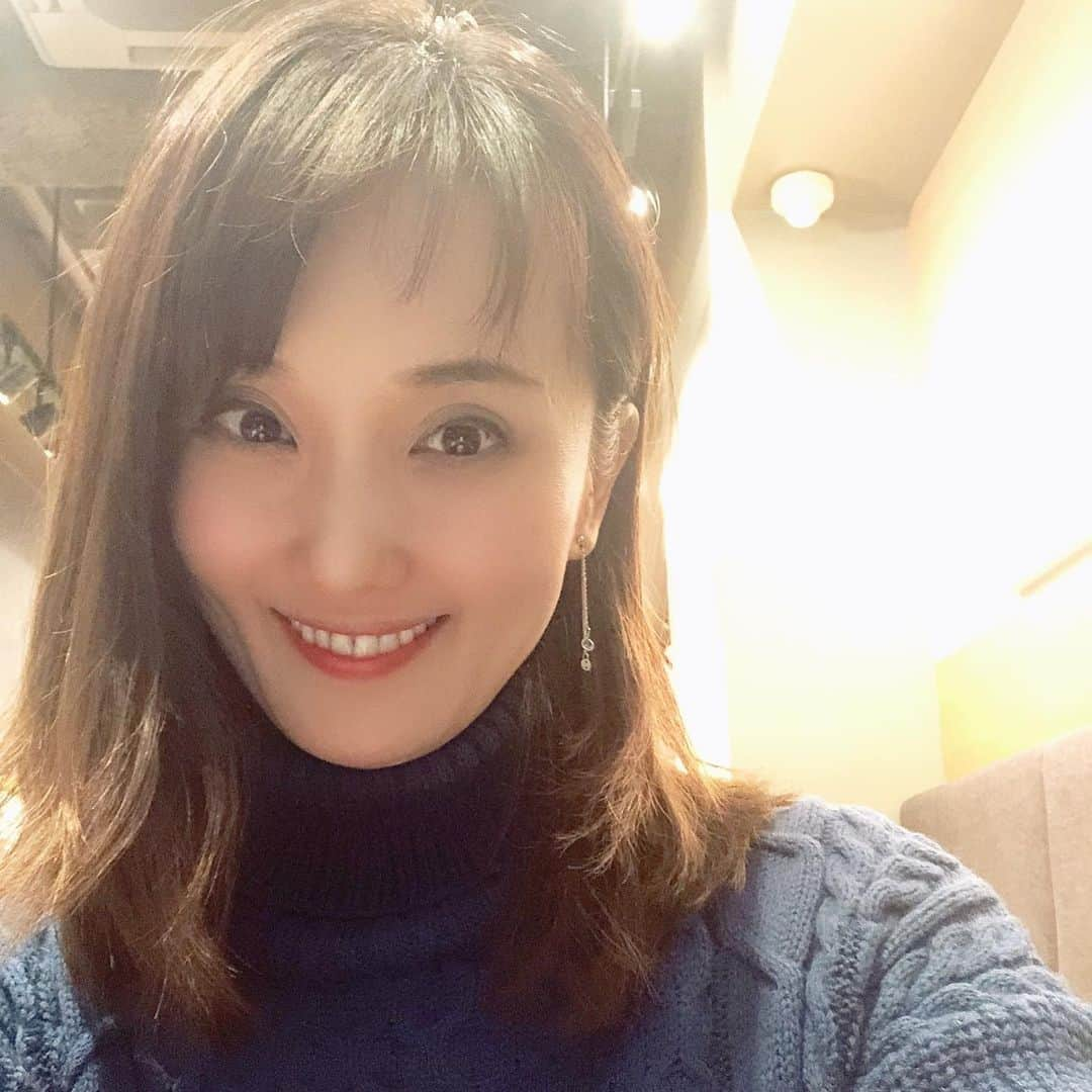 南城ひかりのインスタグラム：「ぜーんぶぜーんぶ 上手く行っています♡  ほんとっ、大丈夫です🙆‍♀️  全方位安心してましょう♪  いつも喜びを感じて 愛を感じていよう。  喜びも愛も わたし達のハート♥️から こんこんと湧き出てます✨ #ブログ更新 「新しい流れと新しい世界への移行について」  今日はヘッドスパのおかげで またまたご機嫌です😍 ほんとうに、 いつもすべてに ありがとうございます🙏🏻 ❤️❤️❤️❤️❤️❤️❤️❤️  ＝＝＝＝＝＝＝＝＝＝＝＝＝＝＝＝＝＝＝＝ ◇ブログ「本当のあなたを目醒めさせよう♪」 http://ameblo.jp/beauty-life-salon-mignon/  ◇お仕事のご依頼/お問い合わせ https://ssl.form-mailer.jp/fms/b8824119555045  ＝＝＝＝＝＝＝＝＝＝＝＝＝＝＝＝＝＝＝＝ #ありのまま　#愛　#素晴らしい　#最高 #創造主　#本当のあなた　#目醒める　 #瞑想　#浄化　#昇華　#新月 #マインドフルネス　#女神さま #人生は変わる #幸せになる　#夢は叶う　#happy #幸福　#豊かさ　#元タカラジェヌ　#宝塚歌劇団　#自分の活かし方　#輝かせ方」