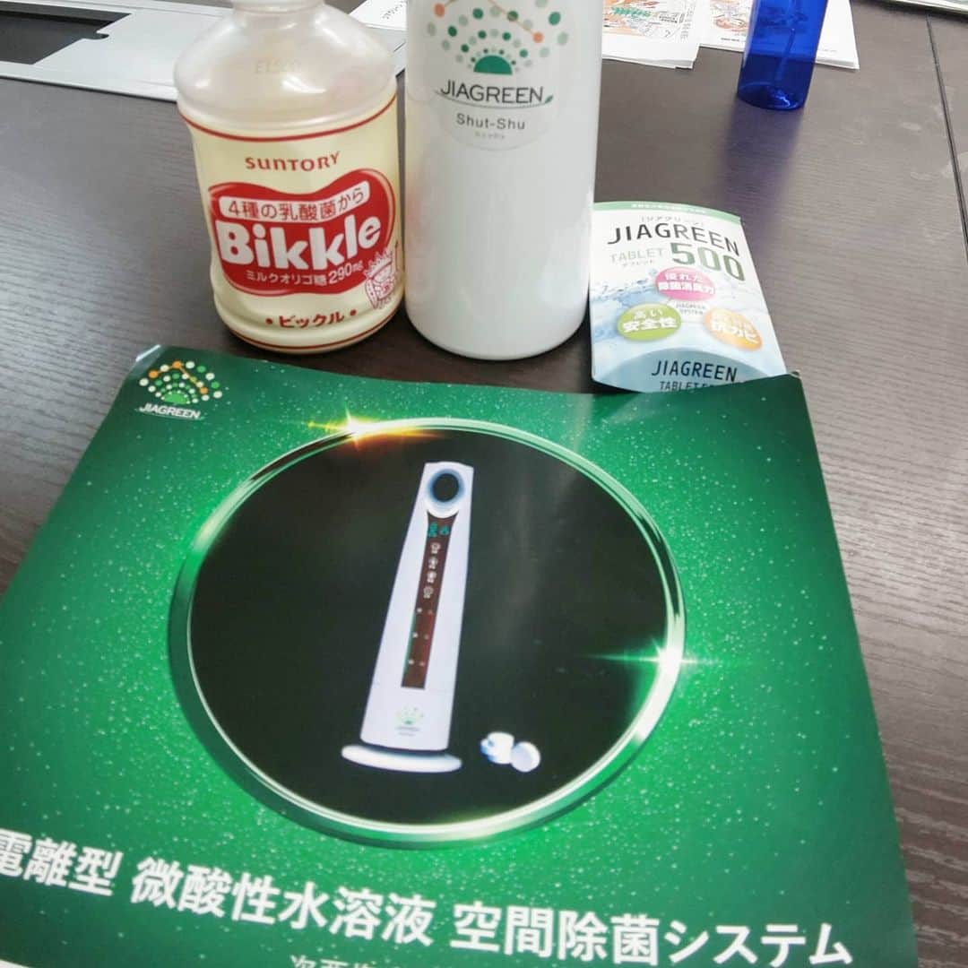 菊田あや子さんのインスタグラム写真 - (菊田あや子Instagram)「大雨の中☔️、打合せに  寒いはずが、次々に飲む☕️🥤、drink freeの良い会社🏢 SUNTORYのベンダー  おお、大好きな阿闍梨餅💖をいただいて、大好きなBikkleも飲みました！  ナレーション録りのリハをして来週本番にまた来まする🎙️  現在は先輩にボランティア(笑)世の為、人の為、人様のお役にたつ❗️本望よね💮  #菊田あや子 #グルメリポーター #リポーター #山口ふるさと大使 #山口県 #終活協議会 #終活相談 #終活ガイド検定 #終活のプロ #YouTube撮影 #想いコーポレーション #エンディングノートセミナー #インターエフエム897 #ビバ！菊田あや子のエンドオブライフ #次亜塩素酸水 #ジアグリーン #コロナ対策 #家中の除菌」2月15日 19時45分 - ako.ayakokikuta