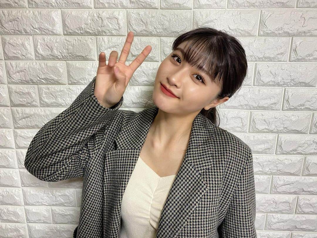 若林真帆のインスタグラム：「ピースしようとしたら小指立っちゃう癖がある💧 #若林真帆」