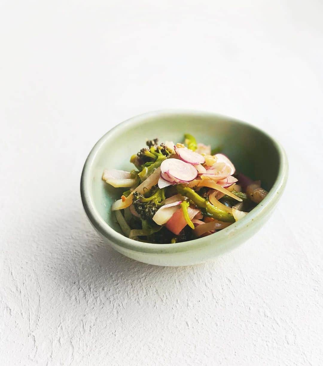 のインスタグラム：「Soak the vegetables in hot water about 3 minutes, then soak them in ice water, next squeeze and dress them. Dressing made from black vinegar, olive oil, honey, mustard, salt and pepper.  . 日課となっている朝10分の読書が1日の流れに大きく作用していて、ちょっと自分では処理しきれない出来事なんかが起こったりすると、あの作家さんならきっとこういう風に考えるんだろうな、なんて10分の読書が1日の思考の振り幅を広げてくれたりする。 . 今朝読んだのは伊熊よしこさん著の「グリーグを愛す」という本。東京音大卒の音楽ジャーナリストである著者ならではの美しい描写が、音楽にうとい凝り固まった私の脳みそを和らげそして浄化してくれる。 . そんな10分読書のおかげで、今日も仕事で思わぬ出来事があったけれど、難なくクリアすることができた。いやほんと、いつもたくさんの作家さんに助けられてます🙏🏻 . #ありがとう . 〜 〜 〜 〜 〜 〜 〜 〜 〜 〜 〜 〜 〜 〜 . 写真は、「和え物サラダ」 野菜は80度のお湯に3分ほど浸けてアク取りしました。そのあとサッと氷水に浸して水気を絞り、オリーブオイル、黒酢、はちみつ、マスタード、レモン汁、塩こしょうで作ったドレッシングで和えています。 . #野菜 #読書」