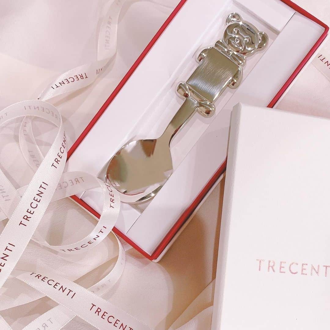 のインスタグラム：「🥄babyspoon﻿🧸 ﻿ トレセンテのブライダル会員様に、 お子様のお名前・ご生年月日・出生体重を刻印したベビースプーンをプレゼントしています。﻿ ﻿ @trecenti_flora ﻿ ﻿ ﻿ ---------------------------------------------- ﻿ ﻿ ﻿ #トレセンテ #TRECENTI﻿ #婚約指輪 #結婚指輪 #マリッジリング #エンゲージリング #指輪探し #プロポーズ #婚姻届 #結婚 #ベビースプーン #babyspoon #出産祝い #出産お祝い #プレママ #お食い初め」