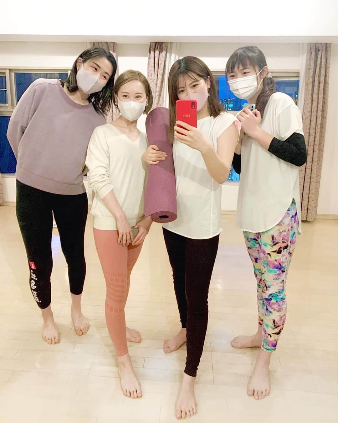 上坂由莉のインスタグラム：「.  昨日はバレンタインでしたね❤️﻿ 毎年バレンタインの日は感謝の気持ちを﻿ 相手や自分にしっかり伝えようと思い﻿ バレンタインでなくても日頃から声に出して伝えないとな🕊﻿ と思い返すきっかけとなる日です👩💓﻿ ﻿ ﻿ 昨日の朝レッスンもそんな事をテーマに進めて﻿ "ありがとう"の感謝の気持ちで自分が満たされながら﻿ ６時間の養成に向かいました🧘‍♀️☀️﻿ ﻿ ﻿ 皆さんめちゃくちゃ熱心で﻿ 昨日は片足バランスと後屈祭り🧘‍♀️🧘‍♂️﻿ 途中でチョコタイム🍫を挟み色々な話をして楽しみながら﻿ あっという間に６時間過ぎて最後は皆さんでほっこり📸﻿ ﻿ ﻿ 講義中の動画気づいて無さすぎて🤣🤣﻿ 年々棒人間だけ描くのが上手くなってる気もします😎﻿ 次まで少し空きますが来月もお会いできるの楽しみです💓﻿ ﻿ ﻿ #ヨガ講師 #ヨガインストラクター #京都ヨガ #ヨガ養成﻿ #大阪ヨガ #バレンタイン #ヨガウェア #ヨガレッスン #感謝﻿」