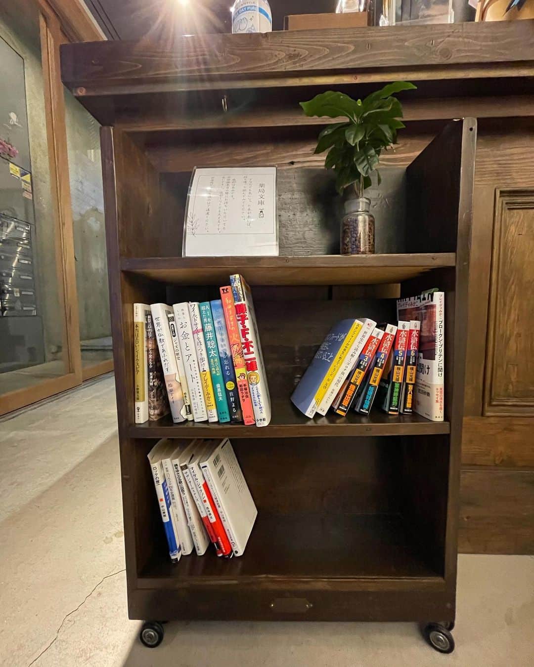 小林拓一郎さんのインスタグラム写真 - (小林拓一郎Instagram)「@pharmacycoffeelab  の「薬局文庫」、ご好評いただいております。  一時、本棚が空っぽに近い状況になるくらい。  本棚も外から見やすいように、カウンター側に置きました。  そして、本も新たに追加しました。  特にオススメは、『お金とアート』、『スタンフォードが中高生に教えていること』。  あと、何も考えず、クスッと笑いたい時には、和田ラヂオの『火の鳥』。  ま、どれもオススメなんで、お気軽に手に取ってみてください。  #pharmacycoffeelab  #ファーマシーコーヒーラボ  #薬局文庫 #お金とアート #火の鳥 #和田ラヂオ」2月15日 19時50分 - kobataku33