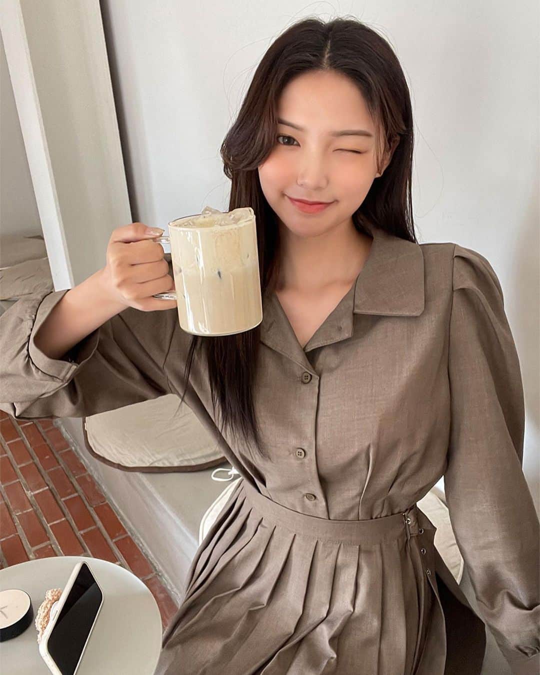Chuuのインスタグラム：「셋업인 듯 아닌 듯! 카푸치노 같은 원피스🤎 상의는 단정한 셔츠 디자인, 하의는 플리츠 미니 스커트 디자인으로 유니크! 허리 벨트로 개인 취향과 사이즈에 맞게 스트랩하여 분위기 있게 착용해보세요💕  #chuu#츄#원피스맛집 #lovely_daily_look_chuu」