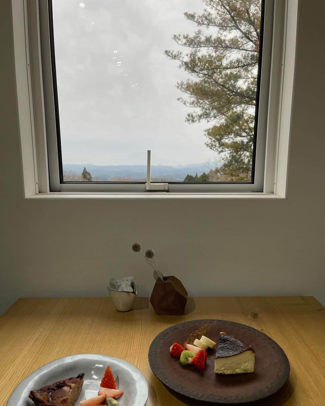 my9mj8のインスタグラム：「﻿ 　﻿ 次、霧島いったら行きたかったカフェ☕️﻿ ﻿ 桜島がうっすら〜！﻿ 天気良かったらもっと遠くまで見えて綺麗なんだろな〜﻿ ﻿ ﻿ ゆっくりした空間でした🌿﻿ ﻿ ﻿ 器とかもあって、気になったお皿を😌﻿ （ふたつ前の投稿にも登場）﻿ そして、IGでみてきになってたとこのクッキーも🍪﻿ ﻿ 鹿児島いろいろ開拓したいな〜﻿ もう鹿児島にきて半年とか早い🤸🏻‍♂️﻿ ﻿ ﻿ #鹿児島カフェ#霧島#kagoshima」