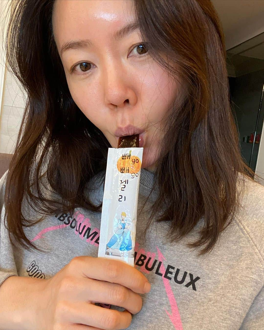 アン・ソニョンさんのインスタグラム写真 - (アン・ソニョンInstagram)「끄악  #빼빼카페 딱 한포 남았😩  연휴내내 퍼먹고 위가 늘어났는지, 오늘도 운동은 했으나 먹은양이 활동량을 뛰어 넘는듯 몸이 무겁네요🤦🏻‍♀️  (식당가기 애매하니 집에서 계속 뭘 차려댔더니 온가족 다 투실투실 아기돼지삼형제🐷🐷🐷처럼 살이 올랐...🤭)  저처럼 먹어서 무거워진 몸도 가볍게  #체지방감소효과 도 찾고 #물많이마시기습관 도 찾으실 분들 주목🙋🏻‍♀️  #오늘밤10시  #빼빼카페 할인프로모션 시작하구요,  #내일밤9시 에는  #신스타pick 조건으로  #빼빼젤리 할인프로모션  오픈할께요❤️ @sinstar23   이제부터 같이 다시 #식단관리 #몸매관리 해보아요오오오오😉  #인생은먹고빼고의연속  #먹고먹고또먹고했으면  #이제빼고빼고시작할때🙌🏻  #연휴끝 #다이어트시작💪」2月15日 19時52分 - anney_an_love