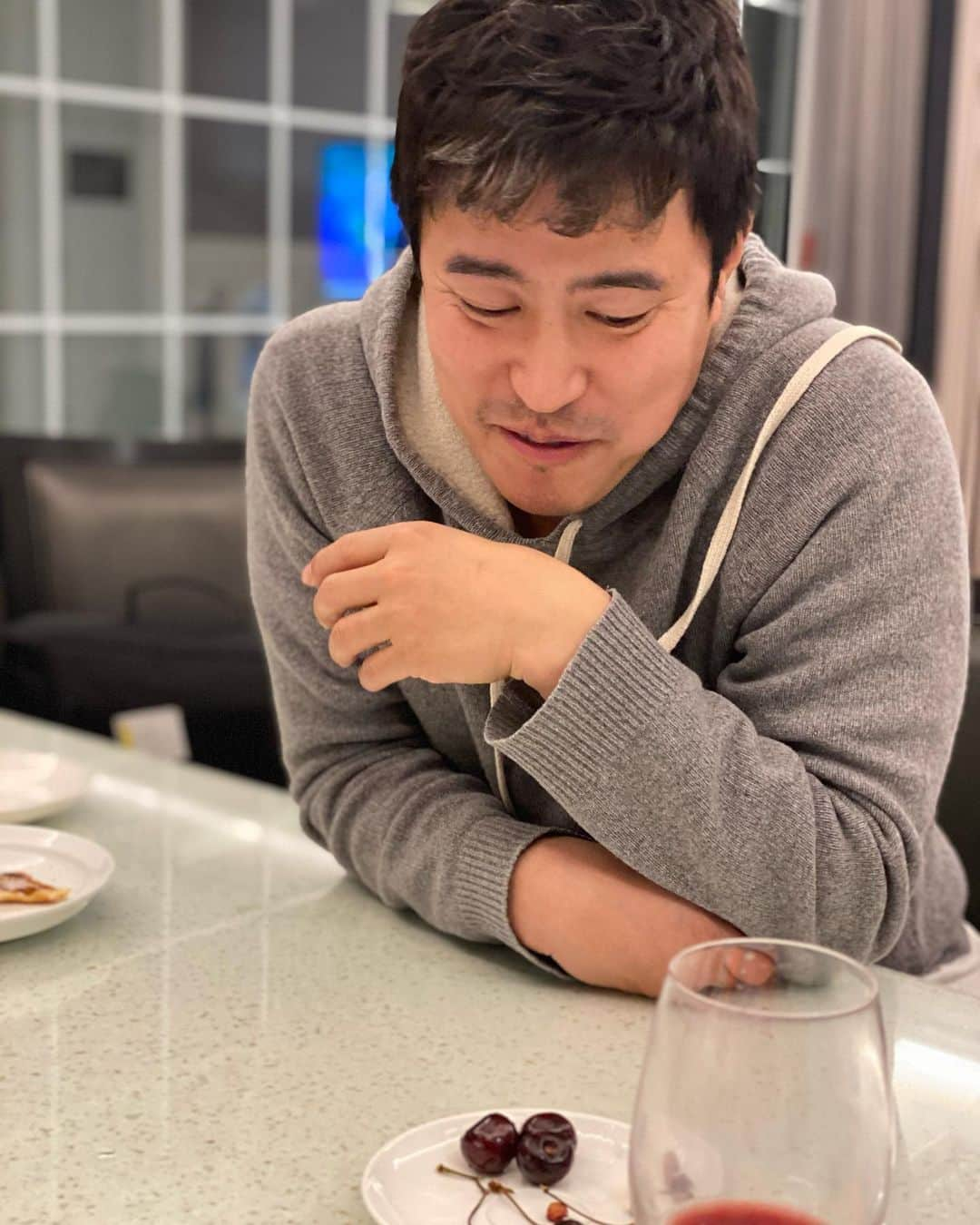 アン・ソニョンさんのインスタグラム写真 - (アン・ソニョンInstagram)「끄악  #빼빼카페 딱 한포 남았😩  연휴내내 퍼먹고 위가 늘어났는지, 오늘도 운동은 했으나 먹은양이 활동량을 뛰어 넘는듯 몸이 무겁네요🤦🏻‍♀️  (식당가기 애매하니 집에서 계속 뭘 차려댔더니 온가족 다 투실투실 아기돼지삼형제🐷🐷🐷처럼 살이 올랐...🤭)  저처럼 먹어서 무거워진 몸도 가볍게  #체지방감소효과 도 찾고 #물많이마시기습관 도 찾으실 분들 주목🙋🏻‍♀️  #오늘밤10시  #빼빼카페 할인프로모션 시작하구요,  #내일밤9시 에는  #신스타pick 조건으로  #빼빼젤리 할인프로모션  오픈할께요❤️ @sinstar23   이제부터 같이 다시 #식단관리 #몸매관리 해보아요오오오오😉  #인생은먹고빼고의연속  #먹고먹고또먹고했으면  #이제빼고빼고시작할때🙌🏻  #연휴끝 #다이어트시작💪」2月15日 19時52分 - anney_an_love