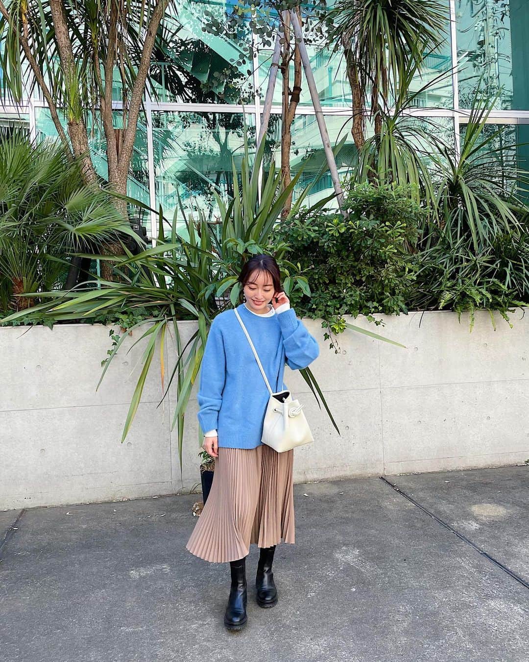 小祝麻里亜のインスタグラム：「💙🧡🤎  今週も良い週になりますように✨  今日は大雨に打たれてスタミナ消費しました😂でも夕方頃から晴れて、空が澄んでいて綺麗だった😊🌦🌤☀️ ． ． ．＿＿＿＿＿＿＿＿ #outfit #coordinate #look #instafashion #vasic #셀스타그램 #얼스타그램 #코디 #스타일링 #데일리 #데일리룩 #오오티디 #158cmコーデ #カラーコーディネート」