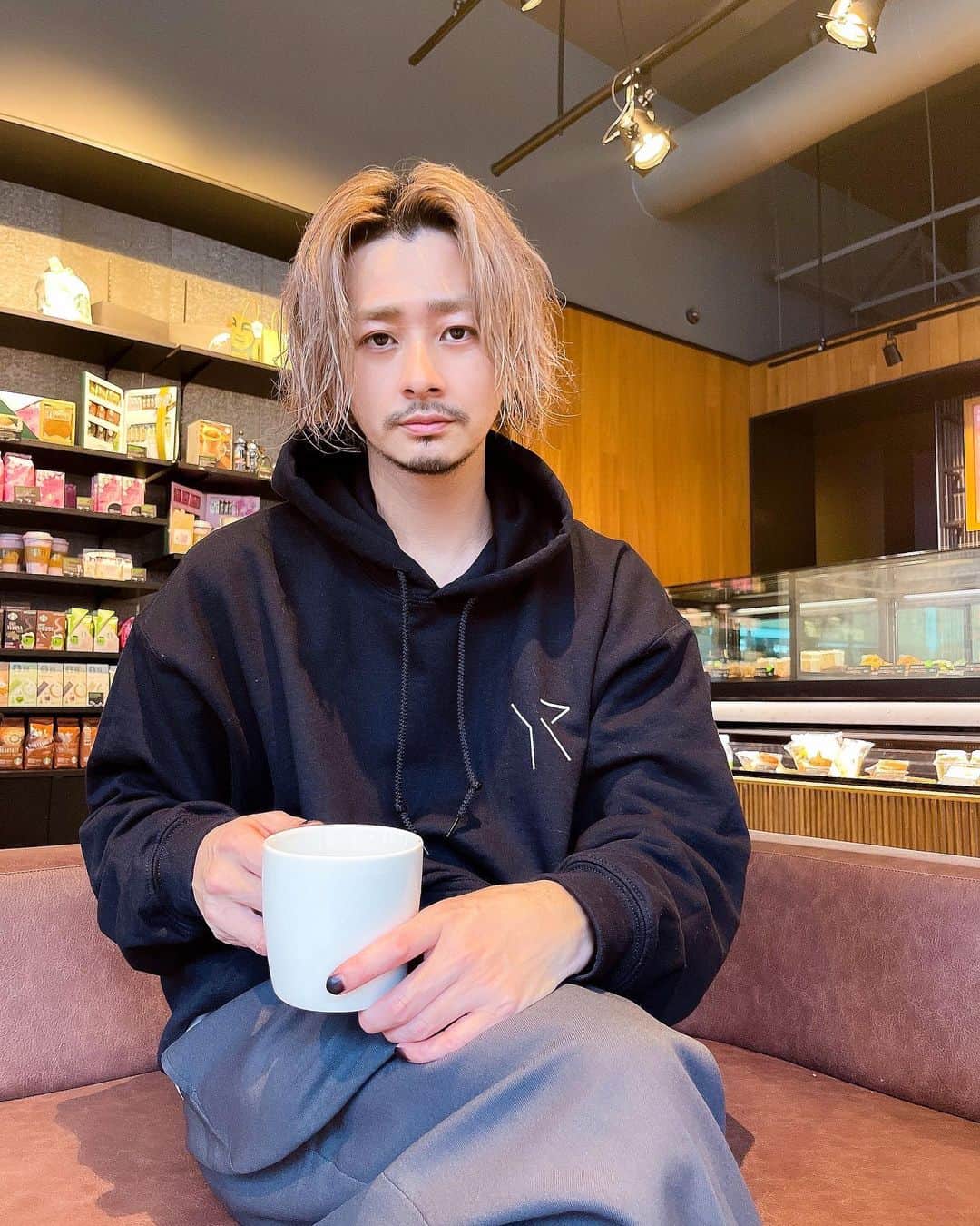 加代憲康のインスタグラム：「最近はクラブハウス🧏‍♂️が楽しいですね！ 今まで繋がれながった方と秒で繋がれる。 めっちゃ勉強してます🙌  あるあるとしてはイヤホンのバッテリーがなくなって片方になりがちです笑笑 そして、、、スピーカーになる時は個室にこもりがちです笑笑  耳コンテンツは新しいから早めにどんどんやっていきましょう！  来週からsecret colorセミナーもSTART！ 始まります！皆さんよろしくお願い申し上げます🤲  @rikustagram_11 リクのブランド 夜のフーディーです。 @yoru_yoru_official」