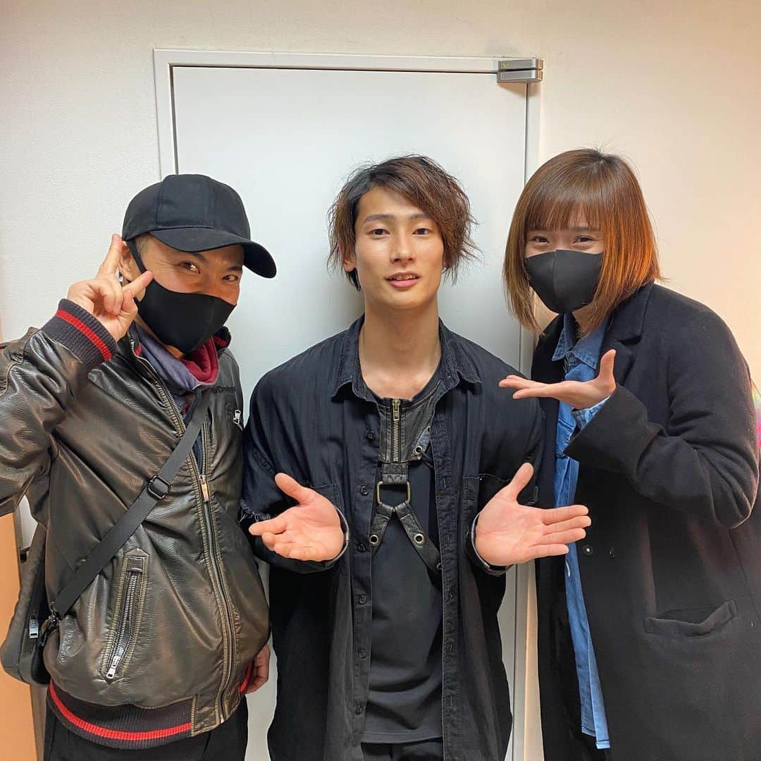 asukaさんのインスタグラム写真 - (asukaInstagram)「「ABSO-METAL 2〜群盲の逆襲〜」全公演、終了しました🔥  このコロナ禍の状況で、かなり貴重な経験をさせて頂きました。 久しぶりのステージの上から見る景色は最高でした✨  会場まで足を運んで下さった方、配信で見て下さった方、スタッフの皆様、キャストの皆様、本当にありがとうございました！  そして、今回ダンサーとして参加させて頂き、自分がステージでパフォーマンスする事が出来たのは、振付のあややさん @ayano.nagasawa と振付監修のEGAさん　@ega322 のお2人のお陰です。お2人の温かさに何度も助けられて最後までやり切ることが出来ました😭 本当にありがとうございました！  こういった舞台は初めてですが、沢山の刺激を貰えて、また、新しいこともやらせてもらい、また1つ成長出来たのではないかと思います💪  OP歌詞にもありますが、 「這い上がれ堕ちたなら光求め」  2020年はほんと色んなネガティブなことが起こり、個人的にかなりしんどい年になりましたが、ここからまた這い上がっていこうと思います🔥  写真　@onchaaaaaan  に沢山撮って頂いたので、まとめて投稿しておきます🎭🦅🛌  #ABSOMETAL2 #アブソメタル2 #銀岩塩#bboy」2月15日 20時04分 - bboy_asuka