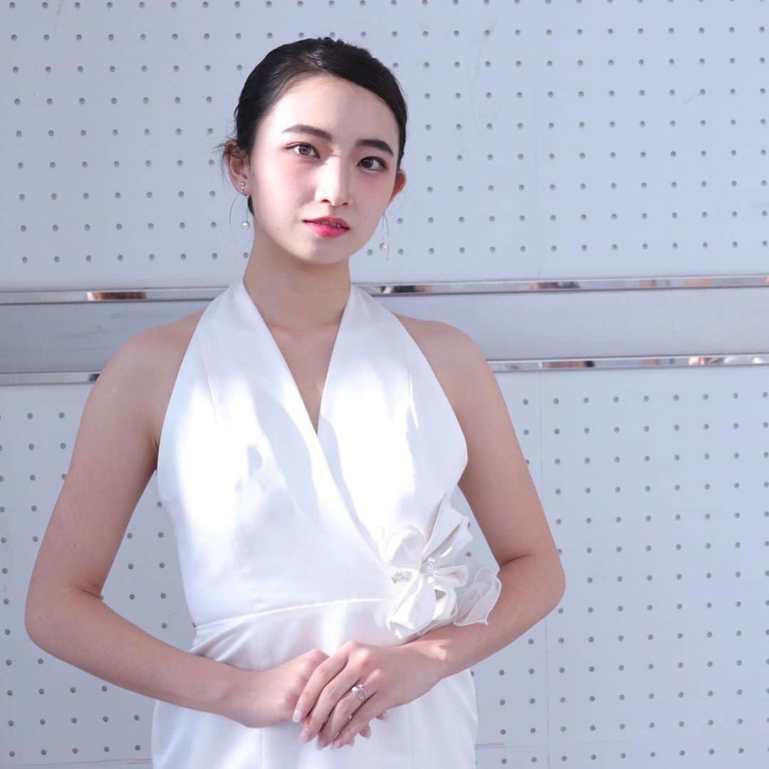 𝐊𝐚𝐤𝐢𝐠𝐢𝐅𝐮𝐤𝐚のインスタグラム：「𝘼𝙣𝙜𝙚𝙡👼🏻💠  メイクもドレスも髪の毛も。 渚の手で全部全部イチから。👰🏻‍♀️💍💫 ． 今まで着てきたどのドレスとも違って 風花の身長が最大に生きてる 世界にひとつしかない素敵なドレス✨😌 ． 高校生の頃全国を目指して 毎日全力で一緒に切磋琢磨した同期が 一生懸命考えて、創り上げた作品を こんなに素敵な形で着せていただきました。 ． 今までたくさん同じステージで 色んな作品を創り上げてきたけど 高校を卒業して、、 お互い別の道でまたこうやって 一緒にひとつの作品を創り上げることができて 心の底から幸せすぎた😭✨ ． いつかまた素敵な作品をいっしょに創ろうね。 いつまでも”日本一”を 創り上げていける仲間で居てね。」