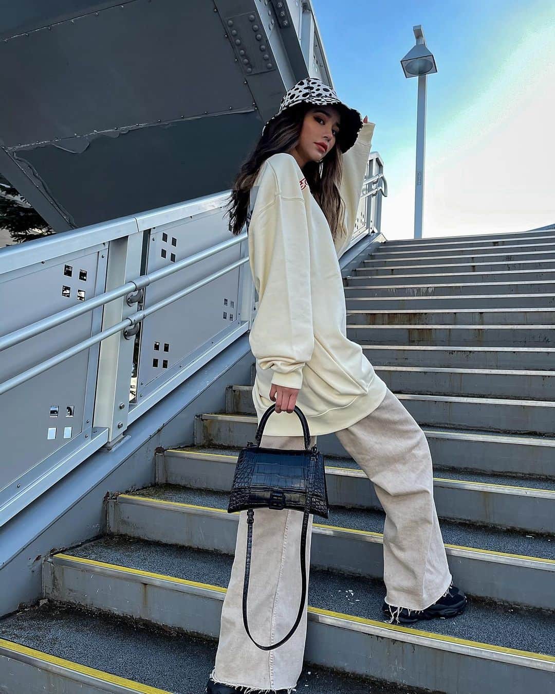 Rika Sasaki JPNのインスタグラム：「outfit🤍 @_juemi_ のスウェットは バックプリントもかわいい🥺　 ビッグシルエットだから今度 ワンピとしても着たいな🥰 最近ちょっと暖かくなってきて嬉しい☀️  スウェット @_juemi_  パンツ @zara  スニーカー @adidasoriginals  バッグ @balenciaga」