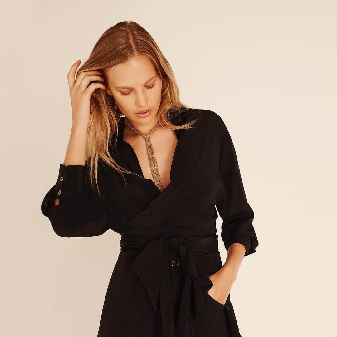 アマンダ ウェイクリーのインスタグラム：「As Lisa Armstrong said in yesterday’s Stella Magazine… ‘This gold chain scarf necklace from Amanda Wakeley is a piece of classic stealth bling. Fling it on with a black shirt or blouse, add some black trousers et voilà, you’re positively Deneuve’  Thank you @misslisaarmstrong @telegraphstella   #statementnecklace #goldchain #fringing #goldnecklace」