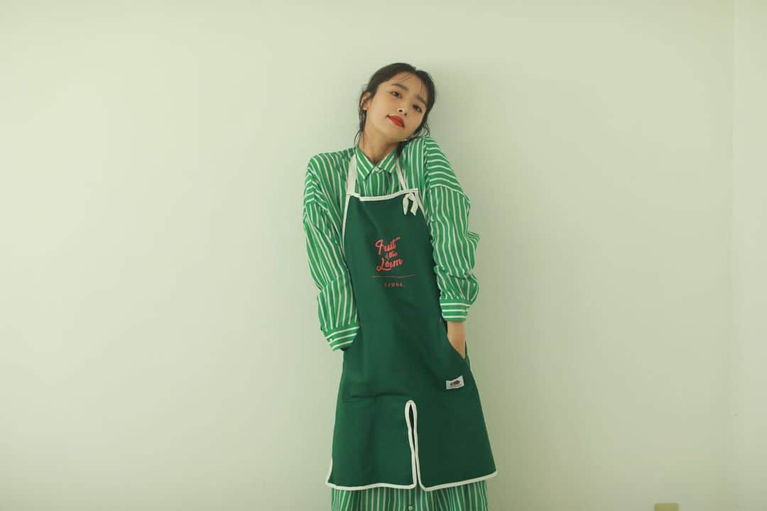 近藤千尋のインスタグラム：「1日遅れの… ハッピーバレンタイン💖🍫  今年はわたしからはマフィン 娘からは🍫チョコ棒でした🥣 パパうれしいね〜☺️☺️☺️  かわいいコラボエプロン❤️ おたのしみに🥣🍴  そして @louisvuitton  様からの バレンタインプレゼントも ありがとうございました😭♥️」