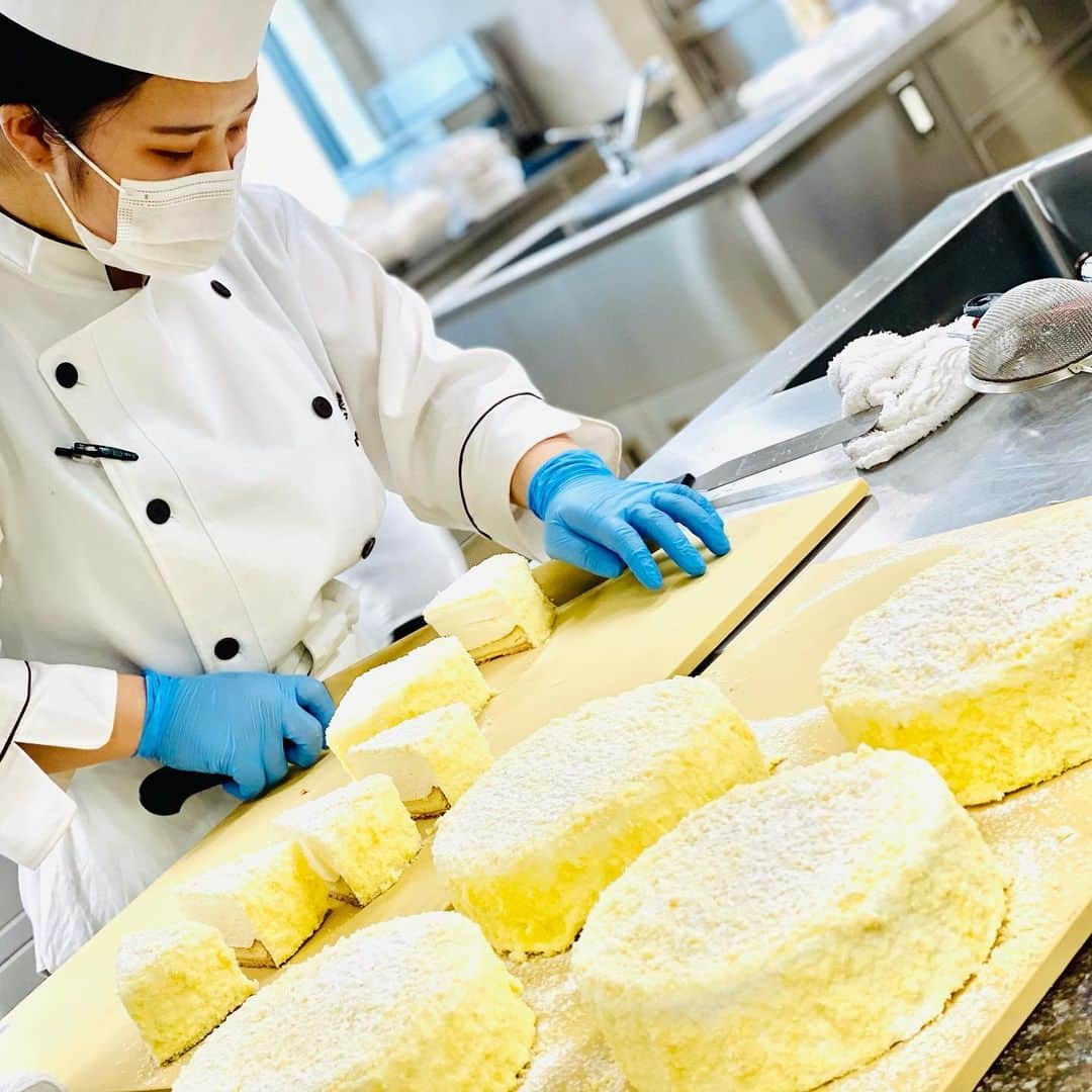 札幌ベルエポック製菓調理専門学校【公式】のインスタグラム：「スイーツ・フード実践科1年生 初めての学内パティスリーOpen‼️  🔸開催情報🔸 2月16日(火)13:00〜  コロナウイルス 感染拡大防止のため 商品はすべて複数個 「セット販売」と させていただきます。 ご来店お待ちしております💖  #おでかけ授業 #特別授業 #業界直結 #プロから学ぶ #本物 #学び #製菓  #調理  #カフェ  #製菓調理専門学校ベルエポック #衛生管理  #食材教育 #札幌ベルエポック製菓調理専門学校 #いろいろな体験と #たくさんの出逢い #可能性が広がる #ベルエポック」