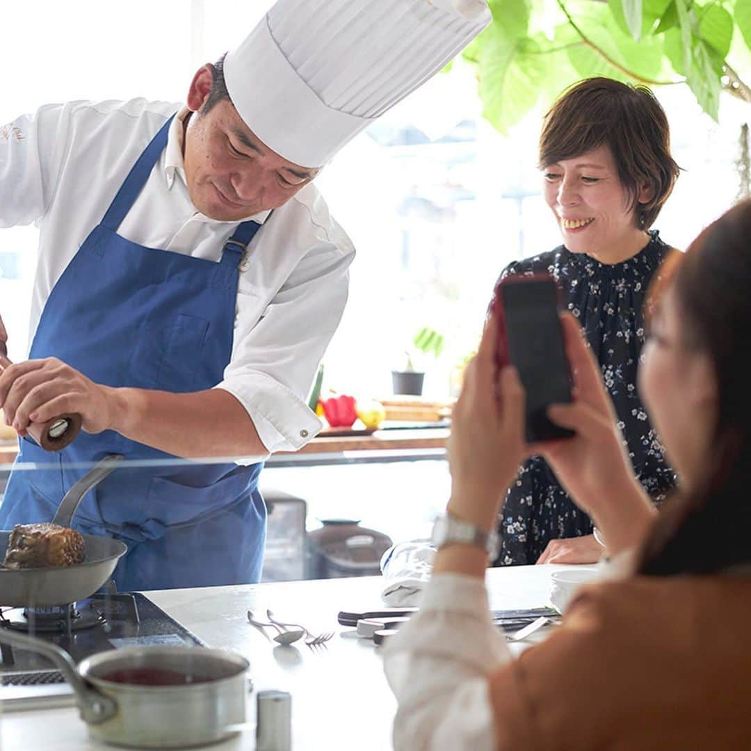 LAZOR_GARDEN_DININGのインスタグラム：「🍀ホームパーティープラン🍀 おうち時間を贅沢に過ごす 自宅でシェフがオリジナルメニューを料理します👨‍🍳  ご予約詳細は公式HPをご覧ください https://www.styles.jp/lazorgarden-nagoya/homeparty  #LGDining#LazorGardenDining#instagood #名古屋#名駅#劇団四季#ライオンキング #lazorgardennagoya #ラソールガーデン名古屋  #テイクアウト #ケータリング #地産地消 #自宅飯#贅沢 #贅沢ランチ #贅沢な時間 #贅沢ディナー #ステイホーム #おうち時間」