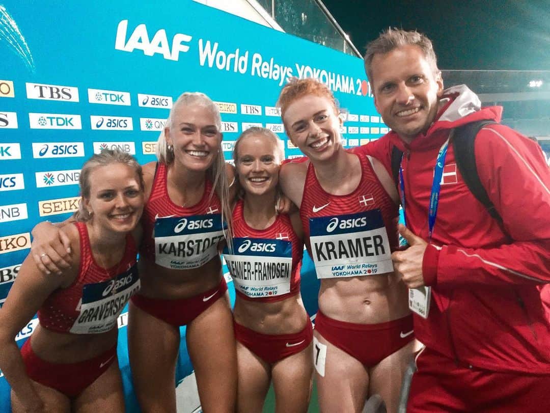 イダ・カーストフのインスタグラム：「Til World Relays 2019 i Yokohama kvalificerede vi os til Verdensmesterskaberne senere på året. Siden det VM tilbage i oktober 2019 har jeg ikke konkurreret og jeg har kæmpet med at komme tilbage fra en achillesseneskade. I år den 1 maj skal vi igen løbe til World Relays, hvor der er en OL billet på spil. Jeg er endnu ikke løbende til træning og med kun 2,5 måned til konkurrencen, er tiden meget knap. Efter mange måneder med achillessenegenoptræning, afbelastning, indsprøjtninger, nåle mm. og manglende betydelig fremgang har min træner og jeg i samarbejde med @teamdanmark lagt en ny plan, hvor vi tager en chance og gør alt for, at jeg kan blive klar til at løbe med om at komme på holdet til OL kvalifikationen.  Det kan muligvis godt lade sig gøre, dog er der en risiko for, at min achille ikke er klar samt min krop heller ikke er klar til at gå fra 0-100 på så kort tid, som gør risikoen for tilbagegang og andre skader meget større.  Dette er et sats, men med en god plan, kommunikation og overvågning fra Team Danmarks læger og fysioterapeuter, og mig der lytter til min krop, krydser vi fingre for at det lykkes. Dog er jeg ikke naiv og ved, at hvis det ikke går efter planen, må jeg passe på mig selv og indse at jeg ikke kan blive klar til maj og OL kvalifikationen og huske mig selv på, at jeg stadig har mange år foran mig i atletikkens verden og at min tid nok skal komme. • • @the_danish_relayteam #athlete #athletics #running #sprint #girl #trusttheprocess #motivation #fingerscrossed #run #girls #nationalteam #denmark #leapoffaith #injury #achilles #rehabilitation #recovery」