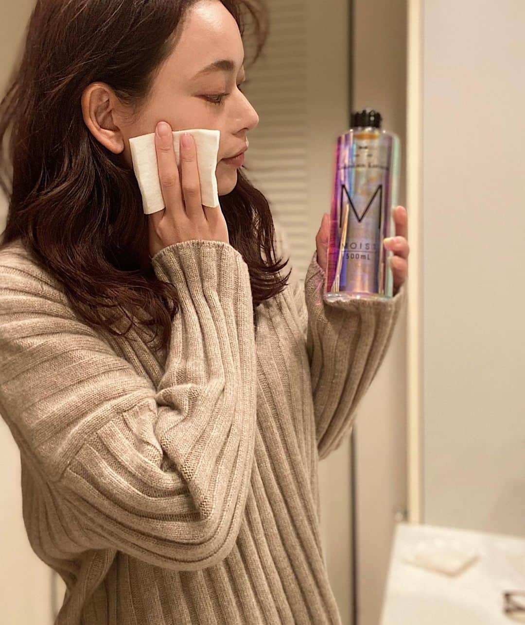 Yuuki mimuraさんのインスタグラム写真 - (Yuuki mimuraInstagram)「🚿🛁🧼  . .  みてください、この大きさ… 化粧水のボトルとは思えないビックサイズ😳🤍“  パックでお世話になっている 【ルルルン】の化粧水🧴 初めて使ったのですが届いた瞬間、 デカすぎて『これはお風呂場行き決定🛁❣️』って思った😂✨  お風呂あがりに全身にバシャバシャ使える化粧水を 必ず置いているんだけど これはもうピッタリすぎる👏🏻👏🏼👏🏽  まだまだ乾燥する季節なので お風呂あがりに一刻も早く保湿したいので もう湯船から上がったら即コレ😂✨  乾燥による肌トラブルに、 内側からうるおいキープしてくれる🤍🤍🤍  1本で全身に使えるのは本当嬉しいです🛀 もちろんメイク前にもたっぷり使えます🧖🏽‍♀️  プチプラで万能で無敵すぎる😂✨  @lululun_jp  #lululun #ルルルン #化粧水 #ローション  #ローションモイスト #ルルルンローション  #保湿 #スキンケア #pr」2月15日 20時13分 - u0829u