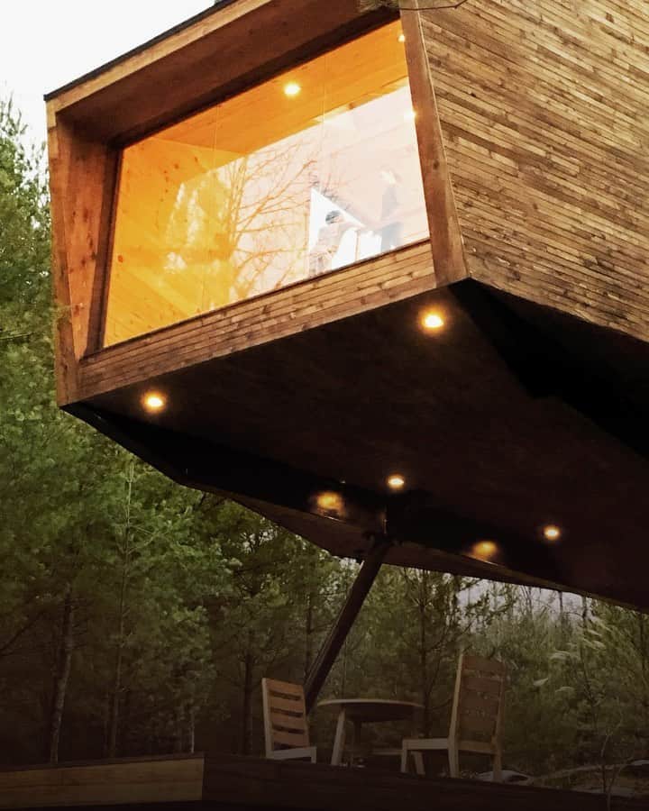 Airbnbのインスタグラム：「In this week’s edition of the most wishlisted Airbnbs in the U.S., we’re headed to the Northeast.   Trade the big city lights for a fireplace in a tiny upstate New York town surrounded by rolling green hills at the exquisitely designed Willow Treehouse. Then head to Lackawaxen, Pennsylvania where you can cozy up in a fairy-tale-looking cottage near a big grey bridge. If it looks familiar, that’s because John Roebling used it as a prototype for his masterpiece: The Brooklyn Bridge. Keep your eyes peeled for bald eagles too.   Link in bio for the full list.   Illustration by @elenaxausa」