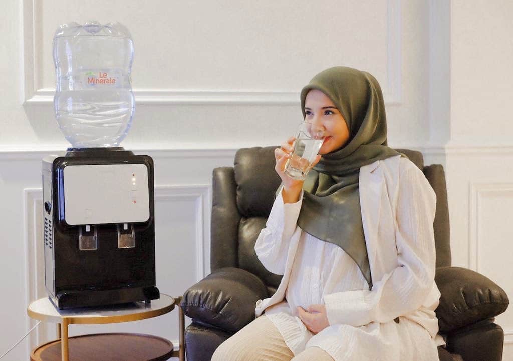 Zaskia Sungkarのインスタグラム：「Untuk keluargaku, aku harus lebih berhati-hati lagi dalam hal apapun terutama untuk segala sesuatu yang dikonsumsi di rumah karena aku sayang keluarga dan calon dede bayi yang ada di kandunganku sekarang ini. Aku bener-bener selektif dan picky banget dalam memilih produk yang bisa dikonsumsi terutama dalam pilih galon air minum di rumah, karena apa yang aku konsumsi secara ga langsung aku juga memberikannya kepada calon bayiku ini. Ngeri banget kalau misalnya aku salah pilih produk dan buat hal yang tidak diinginkan terjadi. Untungnya, aku sudah pakai ke Galon Le Minerale... galon nya selalu baru, bukan galon cuci ulang.. Kalau begini, kehigienisan air galon di rumah udah pasti terjamin banget! Jadi, masih mau coba-coba untuk masalah pilih galon untuk keluarga? Untuk keluarga, pilih yang higienis!  @le_mineraleid #gantikegalonleminerale」