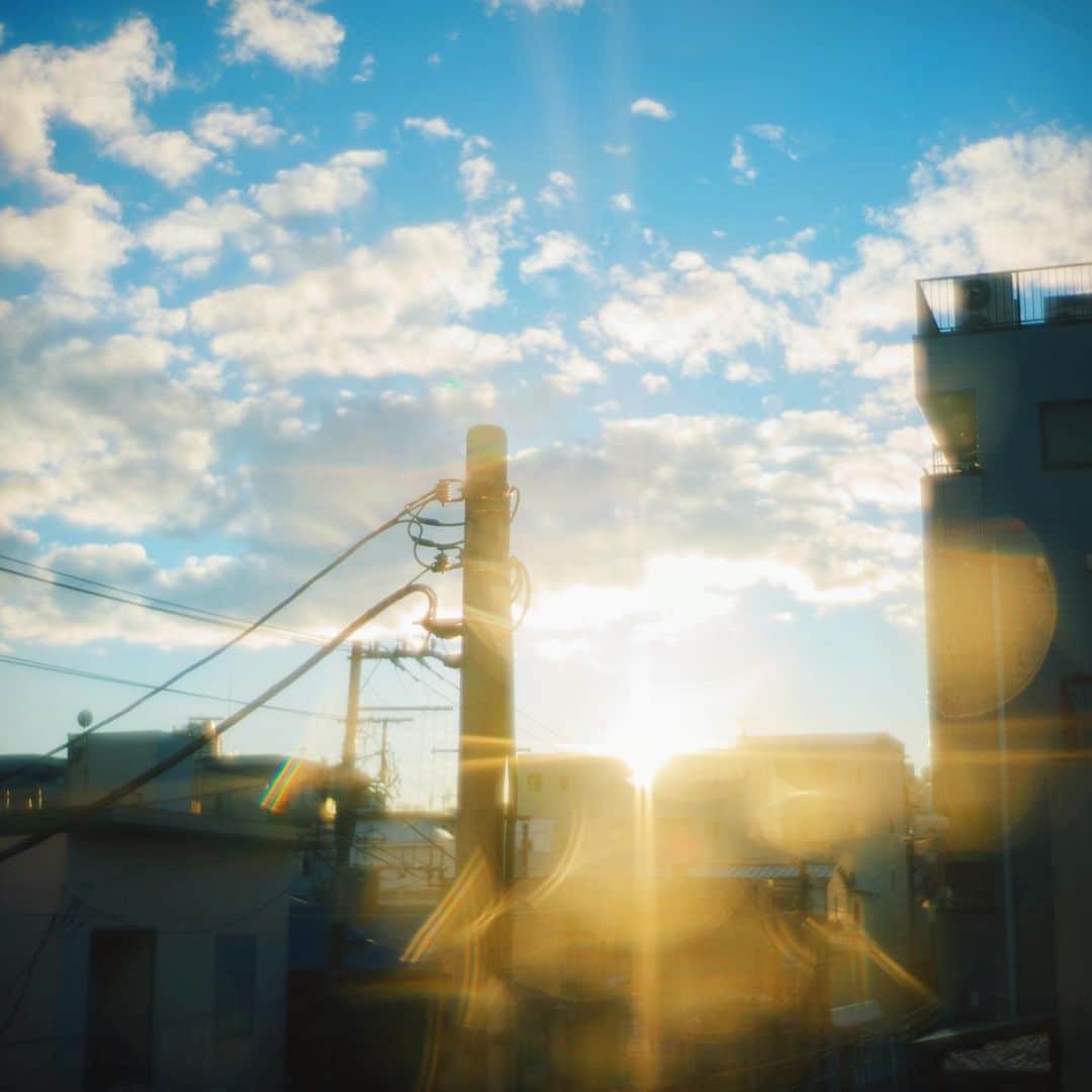 Sherryのインスタグラム：「ㅤㅤㅤㅤㅤㅤㅤㅤㅤㅤㅤㅤㅤ ㅤㅤㅤㅤㅤㅤㅤㅤㅤㅤㅤㅤㅤ 今日の空がとても綺麗だったから 空と 虹と 雫の写真 ㅤㅤㅤㅤㅤㅤㅤㅤㅤㅤㅤㅤㅤ 網戸についた雨滴が 夕刻の光にキラキラ輝いていて それはそれは心が動いた雨上がりの景色でした🌂 ㅤㅤㅤㅤㅤㅤㅤㅤㅤㅤㅤㅤㅤ ㅤㅤㅤㅤㅤㅤㅤㅤㅤㅤㅤㅤㅤ」