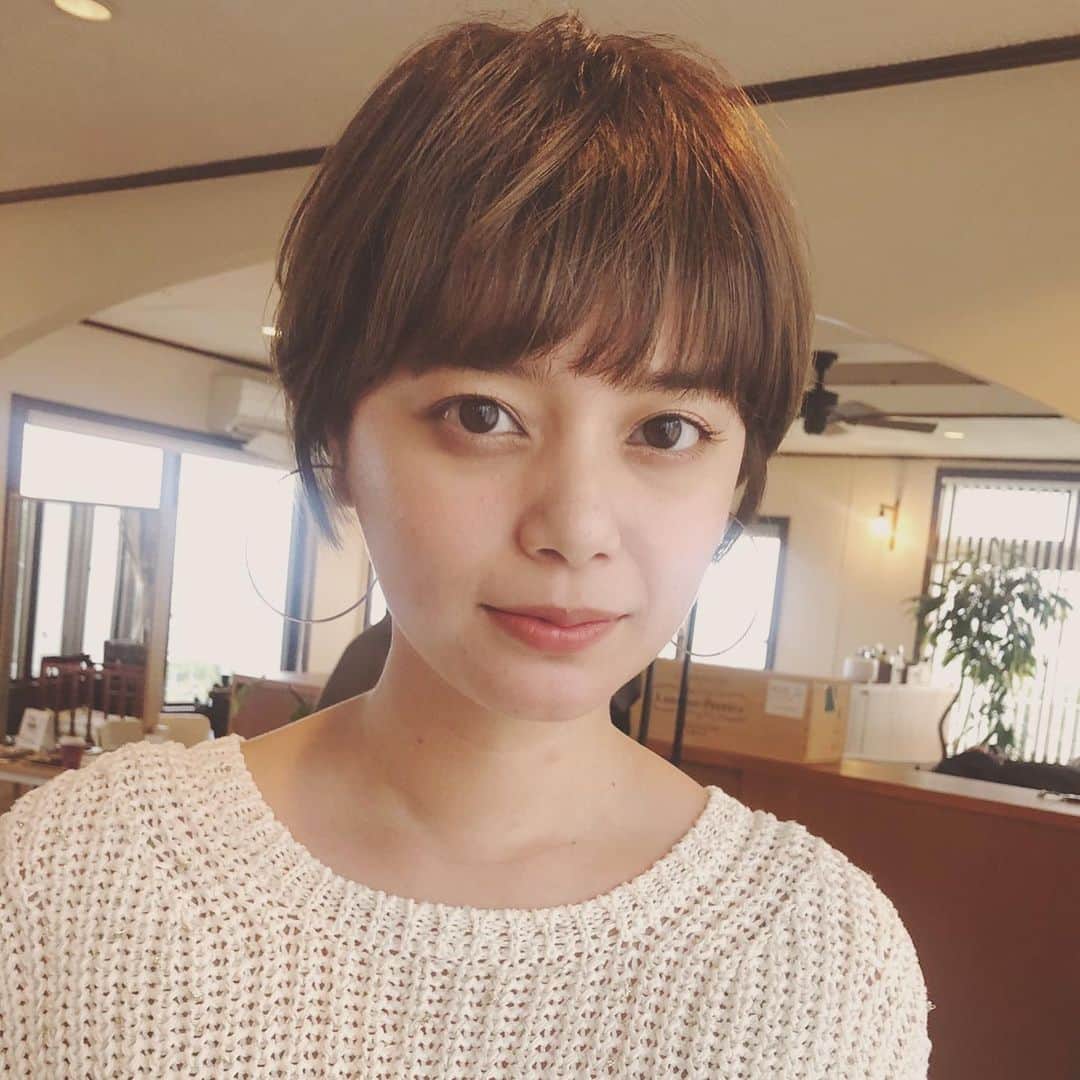 岸本セシルのインスタグラム：「💛hello2021💛 . . . . . お久しぶりの投稿🌼 みなさん元気でいましたか？しばらく投稿せず、心配させてしまって申し訳ないです。 私は元気です🙌😌  こんな世の中ですが、私の日常をまたゆるーーく←upしていけたらいいな。少しでも明るい気持ちになってほしいな。と思っています🌈  お仕事も少しずつ再開してますのでそちらの情報もupしていきますね🙋🏻‍♀️  #久しぶりすぎて緊張#覚えてますか#髪の毛ばっさりいきました#ショートセシルもよろしくお願いします」