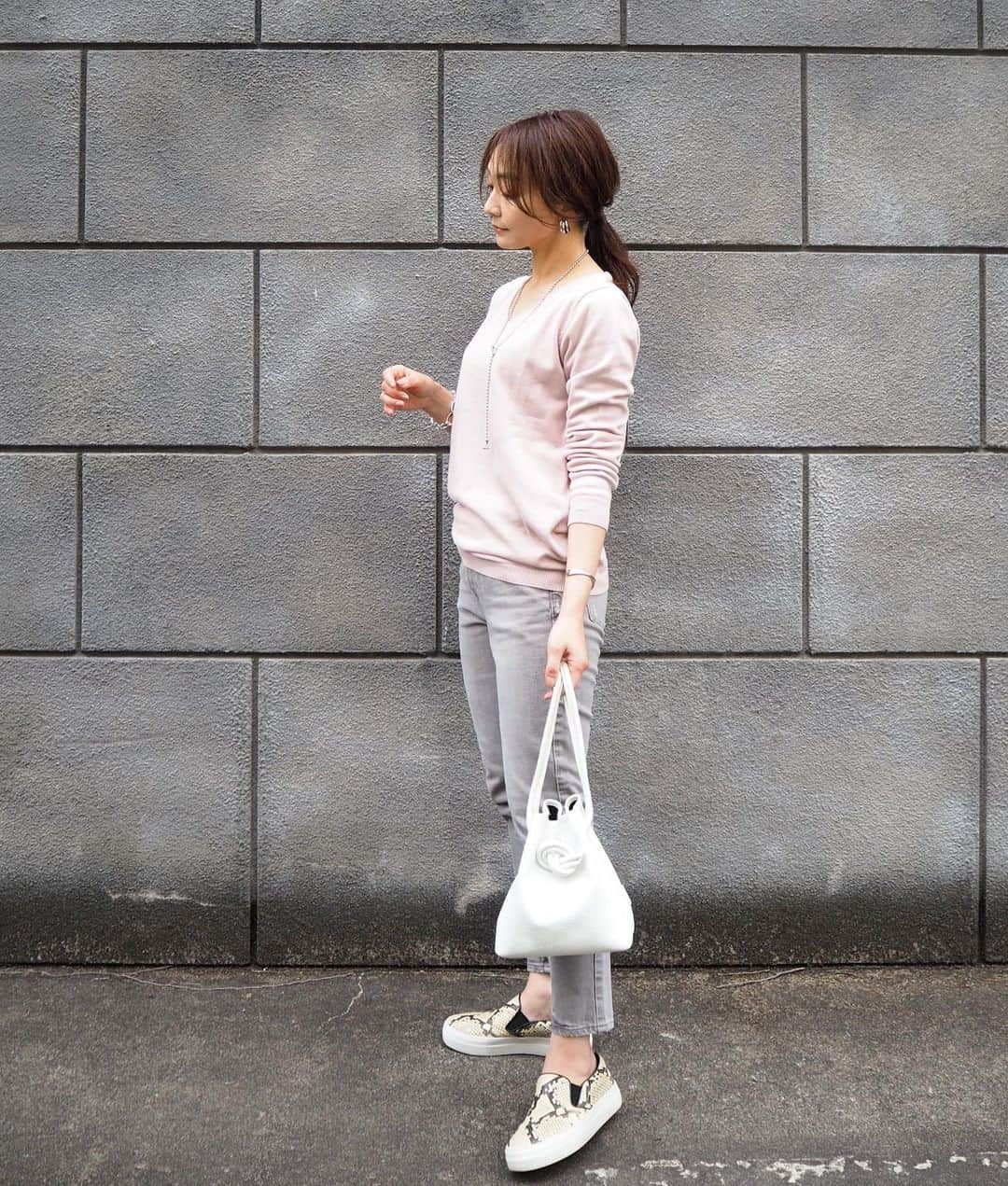 yoko178loveさんのインスタグラム写真 - (yoko178loveInstagram)「#coordinate ． ． くすみピンクが春らしいニットと デニムでシンプルカジュアル🌸 ． ．  @antiqua__official × yoko ブランドアイテムと 私服をMIXした6コーデを ブランドサイトに載せて頂きました✨ ． サイトにはどのアイテムかを 確認出来る様になっていますので 良かったらご覧下さい🙏 ． ． ． ▶︎▶︎７枚目 ご覧頂いている皆様にクーポンを 発行して頂きました✨ 2,200円(税込)以上でお使い頂ける 300円クーポンです。 会員登録後にご使用可能で 期限は2月末まで有効となります☺︎ ． ． #antiqua #春ニット#大人カジュアル #upperhights #デニムコーデ #春コーデ #pellicosunny #vasic」2月15日 20時08分 - yoko178love