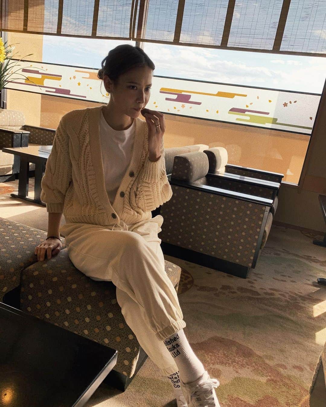 小屋春菜のインスタグラム：「こんな緊張した顔でお饅頭食べる人なかなかいない。 #ootd #OutFit #OutFits  #妊婦コーデ  #マタニティコーデ  #ホワイトコーデ　#ベージュカラー  #スウェットコーデ  #スウェットパンツ  #プチプラコーデ #お饅頭　は美味しかった♡」