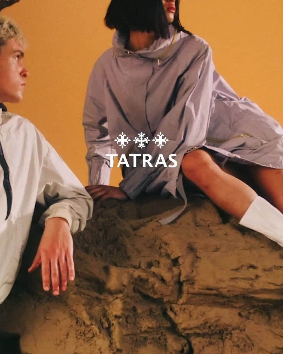 タトラスのインスタグラム：「TATRAS 2021 Spring Summer Campaign   TATRAS is pleased to release an artful campaign transporting the viewer to an untouched desert landscape. Brought to life through CGI, the concept gives a wink to magical realism bringing in wholly unexpected cameos. In a nod to the Tatras mountains, in several takes a sheep drops in, while others see the desert allegorically flecked with rain, contradicting both the location and the digital process.   2021 Spring Summer Collection is now available for pre-order.   #Tatras #Tatrasofficial  #Tatraspeople  #downjacket」