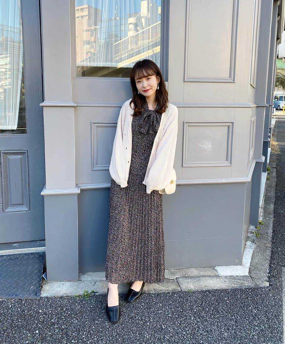 西川瑞希（みずきてぃ）さんのインスタグラム写真 - (西川瑞希（みずきてぃ）Instagram)「小花柄ワンピに新作人気のカーディガンを合わせたコーデ//カーディガンは肩を落としたデザインで、ゆる〜んとした雰囲気☺︎  春は毎年こういう羽織が大活躍っ🌸最近ハマってる2種類の糸をMIXして作る絶妙な"カラーリング"で仕上げました！  こちらのベージュと、ライトなパープルの2色展開です！  @cheriemona_official  ✴︎ ボウタイプリーツワンピース ✴︎ MIXニットフードカーディガン  明日も1日Cherie Monaの日❤︎❤︎❤︎  #cheriemona #newarival #springfashion #春コーデ #花柄ワンピース #カーディガン」2月15日 20時11分 - mizuki_nishikawa_