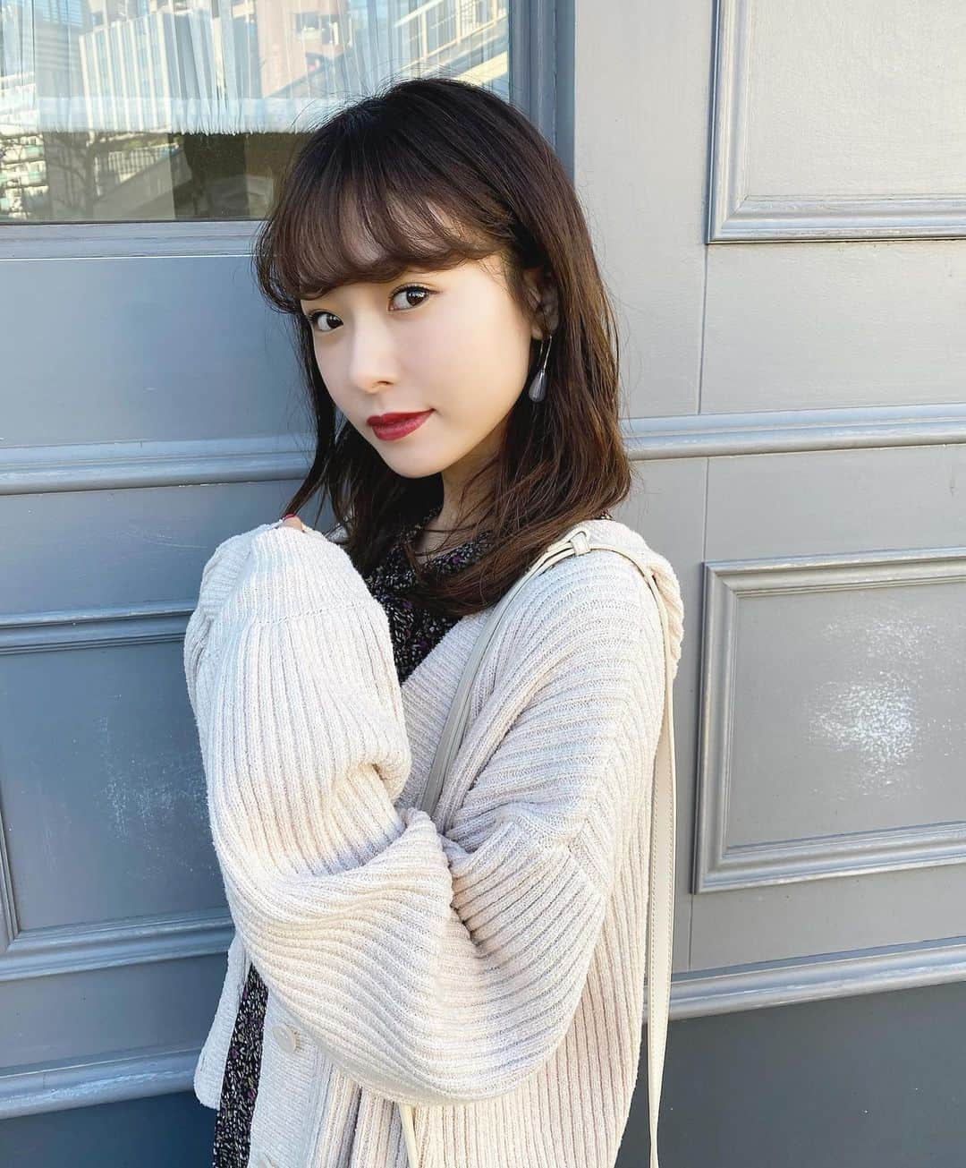 西川瑞希（みずきてぃ）さんのインスタグラム写真 - (西川瑞希（みずきてぃ）Instagram)「小花柄ワンピに新作人気のカーディガンを合わせたコーデ//カーディガンは肩を落としたデザインで、ゆる〜んとした雰囲気☺︎  春は毎年こういう羽織が大活躍っ🌸最近ハマってる2種類の糸をMIXして作る絶妙な"カラーリング"で仕上げました！  こちらのベージュと、ライトなパープルの2色展開です！  @cheriemona_official  ✴︎ ボウタイプリーツワンピース ✴︎ MIXニットフードカーディガン  明日も1日Cherie Monaの日❤︎❤︎❤︎  #cheriemona #newarival #springfashion #春コーデ #花柄ワンピース #カーディガン」2月15日 20時11分 - mizuki_nishikawa_