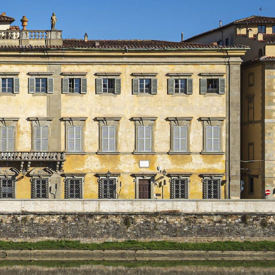 イルビゾンテのインスタグラム：「The executive offices and showroom, the studio of the brand’s founder, Wanny Di Filippo, and his amazing bison museum and the first flagship store are all located within just a few steps from each other, inside a single block designed by the majestic shape of Palazzo Corsini.  It’s the same place where Il Bisonte started as an artisanal workshop fifty years ago. #ilbisonte #ilbisonteofficial #madeinitaly #palazzocorsini #florence #sustainability」