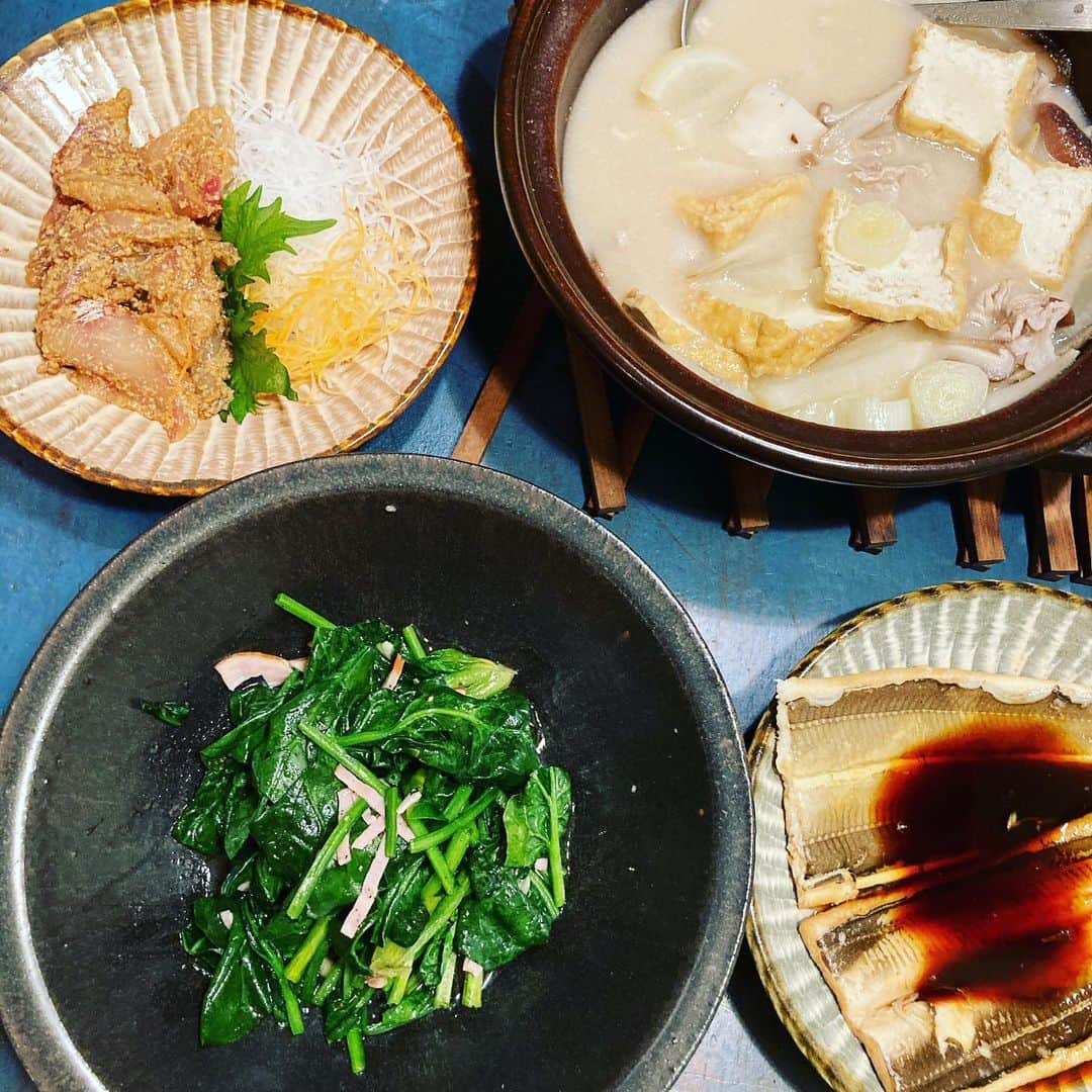 井上荒野のインスタグラム：「粕汁、黒鯛の胡麻醤油、ほうれん草のにんにく炒め、取り寄せの煮穴子。日本酒飲んじゃうね。」