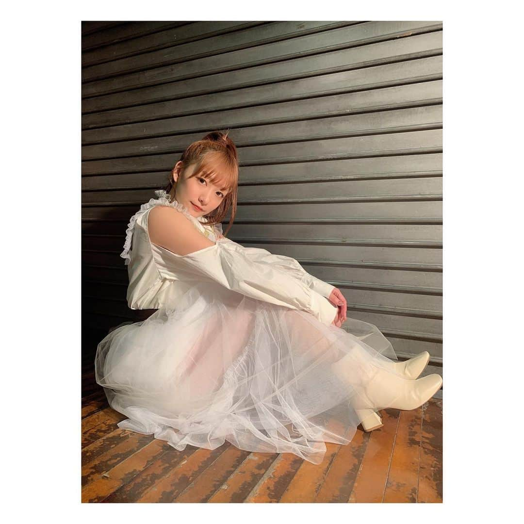 くりかさんのインスタグラム写真 - (くりかInstagram)「今回も可愛い衣装作ってもらったので 紹介するね🧚🏻‍♀️  ｗｈｉｔｅ衣装のポイントは 🤍スカートシンデレラ 🤍肩の下みせてみた 🤍首元にひらひらつけてもらった 🤍袖のぽわん感 🤍長袖（大阪だけ。名古屋東京は動きやすさ重視でめくっちゃった） 🤍髪飾りは、フィッティングのときにたけうちさんが持ってきてくれてた服の飾りが可愛すぎて、絶対髪の毛用じゃないけど付けてみたら可愛かったからポニテに添わせてみたよ👱🏻‍♀️」2月15日 20時22分 - kurika_ayumikurikamaki