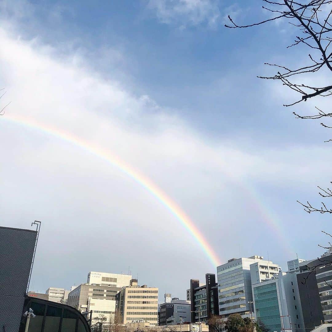 西脇梨紗さんのインスタグラム写真 - (西脇梨紗Instagram)「今日は雨だったね🥲 私は傘を忘れて傘も売っているところがなくてずぶ濡れで歩いてたよ🥲🥲  でもね、帰り道に虹が2本も現れ出したよ🌈 みんな携帯いじってあるいていたからきづいてなかったのもったいない😣  しあわせのお裾分けです〜☺︎」2月15日 20時15分 - risa_nishiwaki