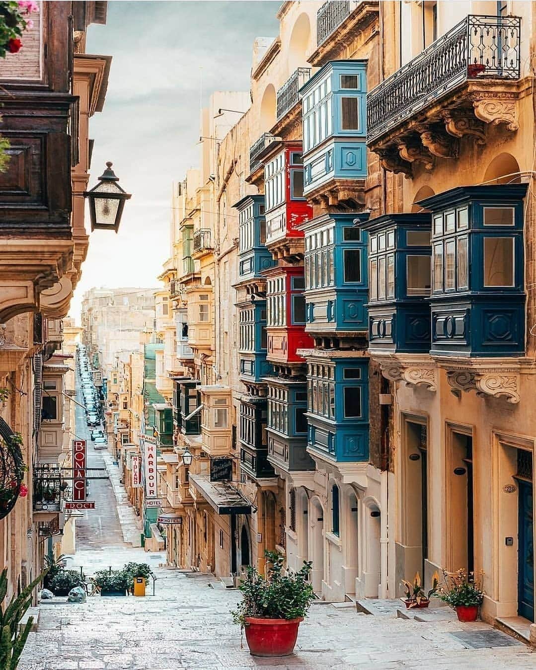 Padgramさんのインスタグラム写真 - (PadgramInstagram)「Have you ever visited Malta? ❤ Share this incredible picture with your friends 😀 . Great picture by @wonguy974 📍 Valletta, Malta . #pgdaily #pgstar #pgcounty #planetgo #planet #planetearth #amazing #awesome #city #malta #malta🇲🇹 #visitmalta」2月15日 20時17分 - planet.go