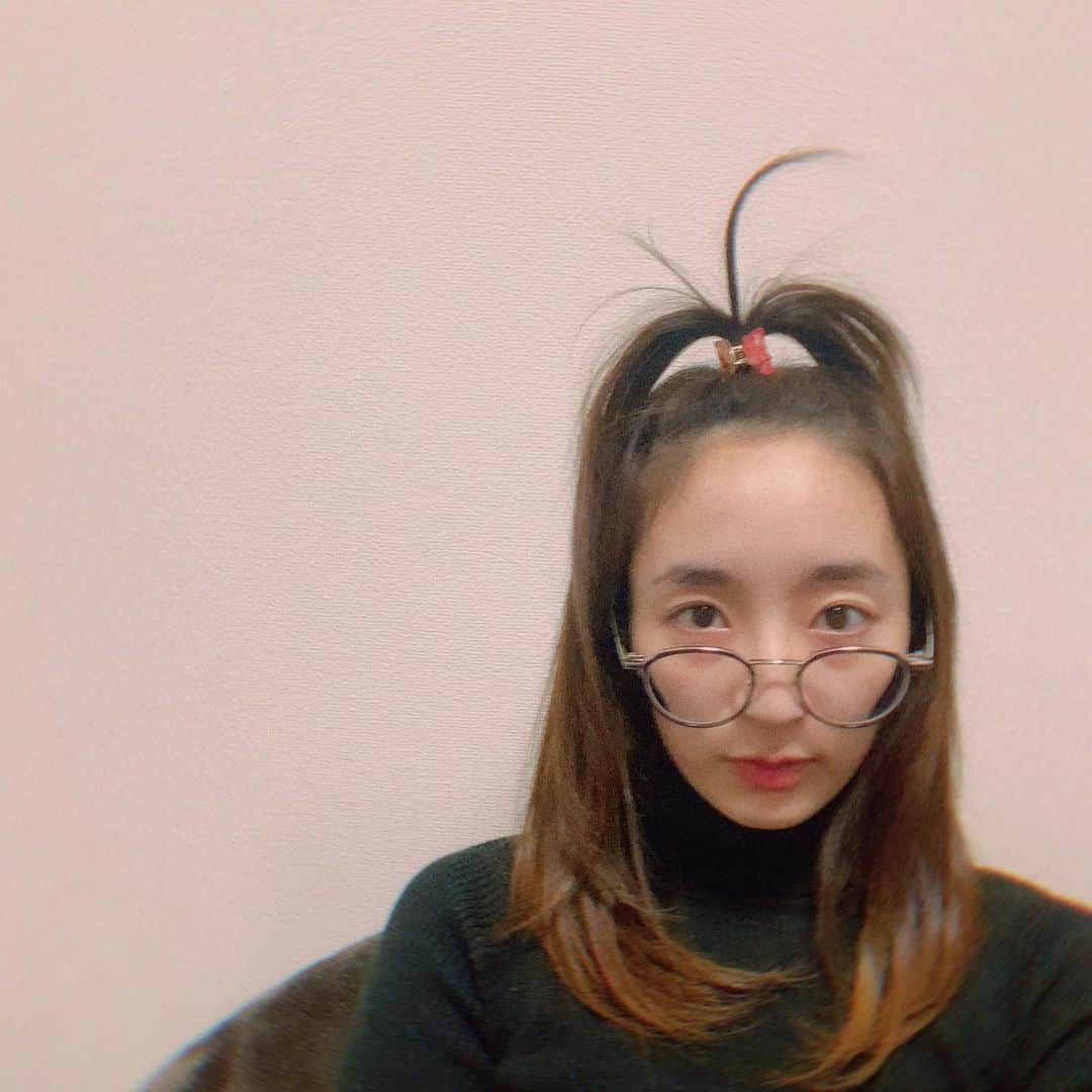 辻祐香のインスタグラム：「めちゃ真面目な本読んでたのに鏡見たらこれでなんか笑ってしまった。  #エッセンシャル思考 #こういう本大好き #めがねっこ」