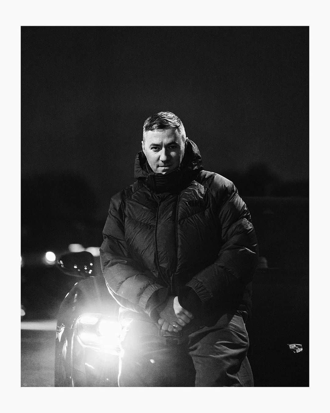 Porscheさんのインスタグラム写真 - (PorscheInstagram)「London’s vibrant music scene made @benjib the DJ he is today. Now, the producer, Radio 1 DJ and Louis Vuitton Men's music director returns to the city's streets in a Taycan to talk about his inspirations and creative vision. Link in bio for the full story.」2月15日 20時20分 - porsche
