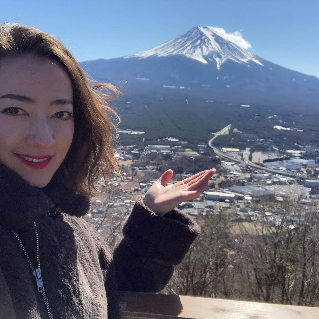 ニコラさんのインスタグラム写真 - (ニコラInstagram)「天晴レ山梨冬ノ旅！　〜2日目〜  昨日の日本酒をものともせず 5時に目を覚まして まだ暗いうちから車へ飛び込む2日目ノ朝😁 オリオン座と三日月に見守られながら 30minほど車をとばして #ほったらかし温泉 に到着✌︎  ほったらかし温泉には #あっちの湯　#こっちの湯　と 2種類のお湯があるけれど、 入りながら日の出をみられるのは 🌟あっちの湯🌟だよ🌈  脱衣所は罰ゲームかのように寒く、 お湯に飛び込むまでの数十秒はジゴク😭😁  すこしぬるめのお湯に入って 薄明るくなってきた空をながめること 約15分………  昨日富士の向こうへ沈んだダイヤモンドが、 ふたたび姿を表す美の瞬間………  この世の小さなことごと すべて心からいなくなって、、  神々しい光が世界を照らしていく……  それはもう、仕事が辛かろうが、身体が痛かろうが、おなかがすこうが、お金が無かろうが、脱衣所が寒かろうが、そんなことは どぉーーでもよくなってしまうような、そんな感動的なシーン。  太陽系の感動を肌で感じること。  見つめて見つめて気がつけば、 もう何センチも上に。。  服を着て、朝のコーヒーを・・ 少しゆっくりして、また車を走らせたら 富士が美しく映える #道の駅なるさわ　でお土産をget😁  そこから、つぎの目的地 #鳴沢氷穴 は車ですぐ😁  (着いてから気づいたけど鳴沢氷穴は中学の移動教室で行ったことある❗️)  鳴沢氷穴/(この後行く)富岳風穴　セットのチケットを買って 足下が凍ってとてつもなくすべるので気をつけてくださいとひどく念をおされ、、 いざ❗️クソ寒孤独穴へアドベンチャー❗️  宣言通りのツルツル凍結洞窟は暗く、狭い、、 富士山の側近ちゃんによって形成されたというこの穴 もっとも狭いところは縦90センチしかなく、、こわぁいん。  最奥には【地獄穴】と名乗る恐ろしい穴が😭(一歩足場を失うと二度と帰ってこられない竪穴)(伝説によると江ノ島の洞窟まで続いていると)(実際どこまで続いてるか分からんみたい)(こういうのゾクゾクして大好き、、❗️)  さらにはブルーに輝く幻想的なつららのシャンデリアでフィナーレ😳  さらにそのまま、車で2minくらいの #富岳風穴 へ。。 #青木ヶ原樹海  に挟まれたフットパスをぬけて 穴の入り口。誰もいなくて鬼ほど静か。樹の海とはそのとおりのもんで、あれはひとたび迷い込めば…南無であると実感。。  かつて天然冷蔵庫として使われていただけあって 洞窟の中はとても寒い❗️ この穴で蚕を冷蔵保存したことで日本のお絹工業が発展したと歴史あり。  洞窟の最奥はフェンス行き止まりになってはいるが。実際にはまだまだ奥まで続いている….どこまで続くのやら……  洞窟探検を終えたら今度は #天上山 へ。#富士パノラマロープウェイ に乗って行くと それはまあ、ダイナミックな富士よ❗️❗️  この巨大な山には何度ウットリさせられる❓ 何度私の心を鷲掴むのか❓ 富士よ…  熊が出ると脅かされながら さらに山道を登ること15minほど… 山頂の展望台にて 仲良し2ショットを🗻📸💕 今だけは二人だけの時間・・と言わんばかりに💕  この感動を得るたびに やはり旅はやめられないことを再確認するニコである……❗️  はらぺこになったところで 河口湖付近で有名なハンバーガー屋さん #ムースヒルズバーガー でランチ🍔 みるからにウマいが、肉の旨みたっぷりで最高だった……😍  よく冒険し、よく歩き、よく食べたら最後はやっぱり♨️ #富士眺望の湯ゆらり でダチ🗻との最後のひとときを…♦︎  晴れに晴れた青空の下 露天風呂は本当に最高😭💕  しっかりと湯上がりコーヒー牛乳もいただき、 完璧な締めくくりを成し遂げたのであった❗️  富士よありがとう、またくるゼ  変わるなよ……  今度は登りたい。  #山梨 #ひとり旅 #富士山 #mtfuji #最高すぎた」2月15日 20時31分 - nicolax27