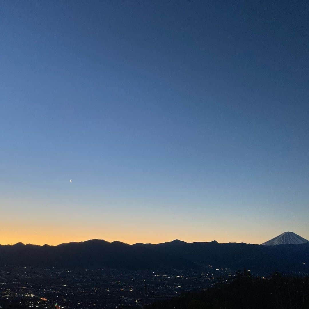 ニコラのインスタグラム：「天晴レ山梨冬ノ旅！　〜2日目〜  昨日の日本酒をものともせず 5時に目を覚まして まだ暗いうちから車へ飛び込む2日目ノ朝😁 オリオン座と三日月に見守られながら 30minほど車をとばして #ほったらかし温泉 に到着✌︎  ほったらかし温泉には #あっちの湯　#こっちの湯　と 2種類のお湯があるけれど、 入りながら日の出をみられるのは 🌟あっちの湯🌟だよ🌈  脱衣所は罰ゲームかのように寒く、 お湯に飛び込むまでの数十秒はジゴク😭😁  すこしぬるめのお湯に入って 薄明るくなってきた空をながめること 約15分………  昨日富士の向こうへ沈んだダイヤモンドが、 ふたたび姿を表す美の瞬間………  この世の小さなことごと すべて心からいなくなって、、  神々しい光が世界を照らしていく……  それはもう、仕事が辛かろうが、身体が痛かろうが、おなかがすこうが、お金が無かろうが、脱衣所が寒かろうが、そんなことは どぉーーでもよくなってしまうような、そんな感動的なシーン。  太陽系の感動を肌で感じること。  見つめて見つめて気がつけば、 もう何センチも上に。。  服を着て、朝のコーヒーを・・ 少しゆっくりして、また車を走らせたら 富士が美しく映える #道の駅なるさわ　でお土産をget😁  そこから、つぎの目的地 #鳴沢氷穴 は車ですぐ😁  (着いてから気づいたけど鳴沢氷穴は中学の移動教室で行ったことある❗️)  鳴沢氷穴/(この後行く)富岳風穴　セットのチケットを買って 足下が凍ってとてつもなくすべるので気をつけてくださいとひどく念をおされ、、 いざ❗️クソ寒孤独穴へアドベンチャー❗️  宣言通りのツルツル凍結洞窟は暗く、狭い、、 富士山の側近ちゃんによって形成されたというこの穴 もっとも狭いところは縦90センチしかなく、、こわぁいん。  最奥には【地獄穴】と名乗る恐ろしい穴が😭(一歩足場を失うと二度と帰ってこられない竪穴)(伝説によると江ノ島の洞窟まで続いていると)(実際どこまで続いてるか分からんみたい)(こういうのゾクゾクして大好き、、❗️)  さらにはブルーに輝く幻想的なつららのシャンデリアでフィナーレ😳  さらにそのまま、車で2minくらいの #富岳風穴 へ。。 #青木ヶ原樹海  に挟まれたフットパスをぬけて 穴の入り口。誰もいなくて鬼ほど静か。樹の海とはそのとおりのもんで、あれはひとたび迷い込めば…南無であると実感。。  かつて天然冷蔵庫として使われていただけあって 洞窟の中はとても寒い❗️ この穴で蚕を冷蔵保存したことで日本のお絹工業が発展したと歴史あり。  洞窟の最奥はフェンス行き止まりになってはいるが。実際にはまだまだ奥まで続いている….どこまで続くのやら……  洞窟探検を終えたら今度は #天上山 へ。#富士パノラマロープウェイ に乗って行くと それはまあ、ダイナミックな富士よ❗️❗️  この巨大な山には何度ウットリさせられる❓ 何度私の心を鷲掴むのか❓ 富士よ…  熊が出ると脅かされながら さらに山道を登ること15minほど… 山頂の展望台にて 仲良し2ショットを🗻📸💕 今だけは二人だけの時間・・と言わんばかりに💕  この感動を得るたびに やはり旅はやめられないことを再確認するニコである……❗️  はらぺこになったところで 河口湖付近で有名なハンバーガー屋さん #ムースヒルズバーガー でランチ🍔 みるからにウマいが、肉の旨みたっぷりで最高だった……😍  よく冒険し、よく歩き、よく食べたら最後はやっぱり♨️ #富士眺望の湯ゆらり でダチ🗻との最後のひとときを…♦︎  晴れに晴れた青空の下 露天風呂は本当に最高😭💕  しっかりと湯上がりコーヒー牛乳もいただき、 完璧な締めくくりを成し遂げたのであった❗️  富士よありがとう、またくるゼ  変わるなよ……  今度は登りたい。  #山梨 #ひとり旅 #富士山 #mtfuji #最高すぎた」