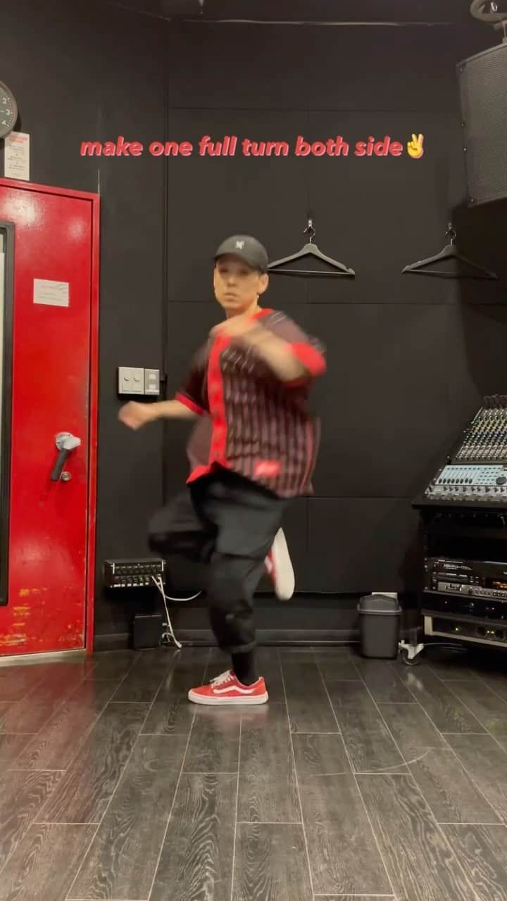 SHUHOのインスタグラム：「step turn➰➰➰ (1 full turn☝️)  #housedance #dancetutorial #streetdance #dancelesson #dance #footwork #hiphopdance #ダンス動画」